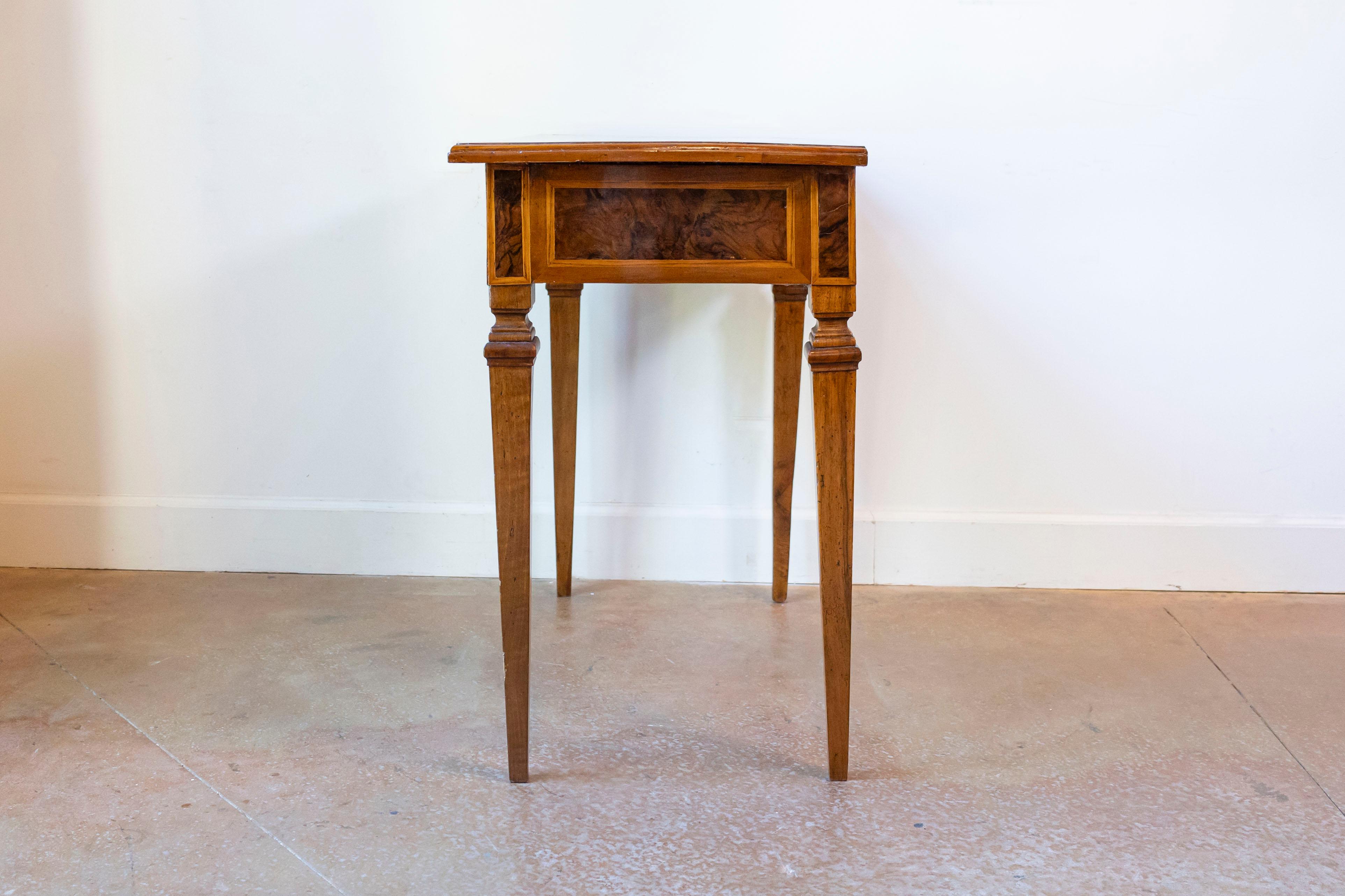 Tavolo consolle italiano di epoca neoclassica del XVIII secolo con decorazioni a intarsio in vendita 1