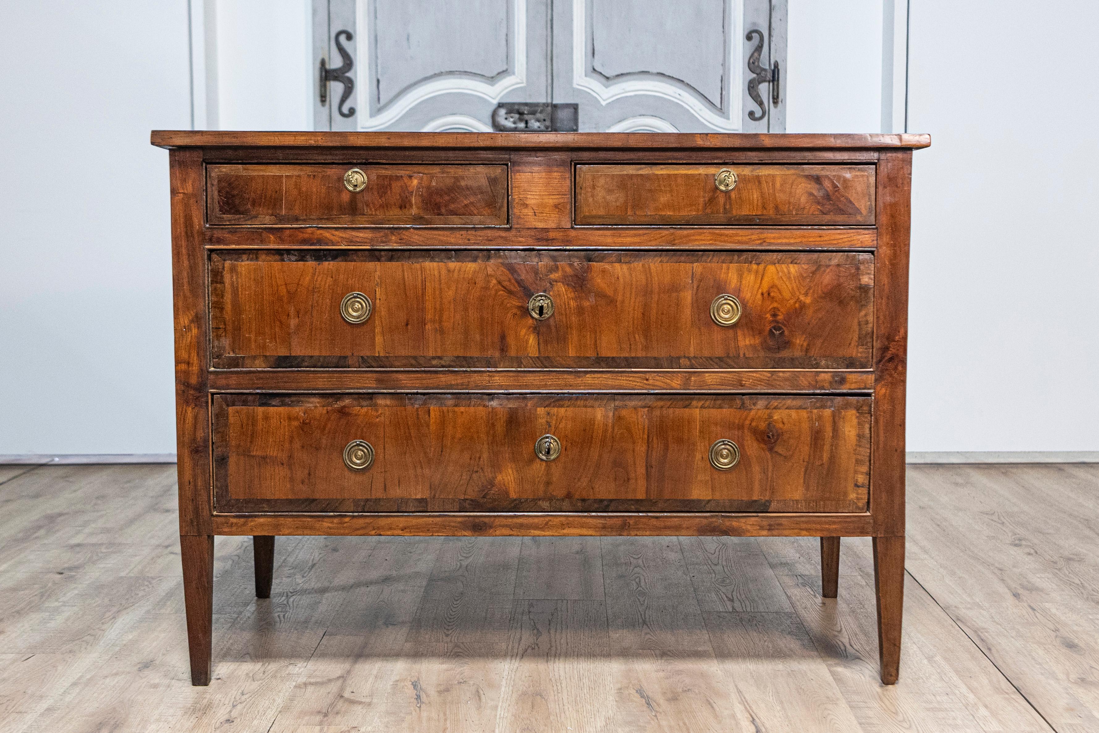 Italian Neoclassical Period 18th Century Walnut Commode with Four Drawers For Sale 8