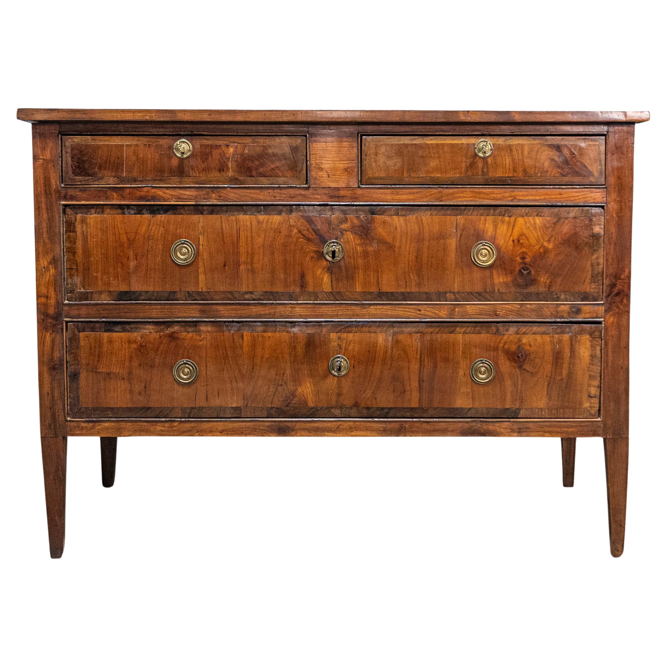 Commode en noyer à quatre tiroirs de la période néoclassique italienne du XVIIIe siècle