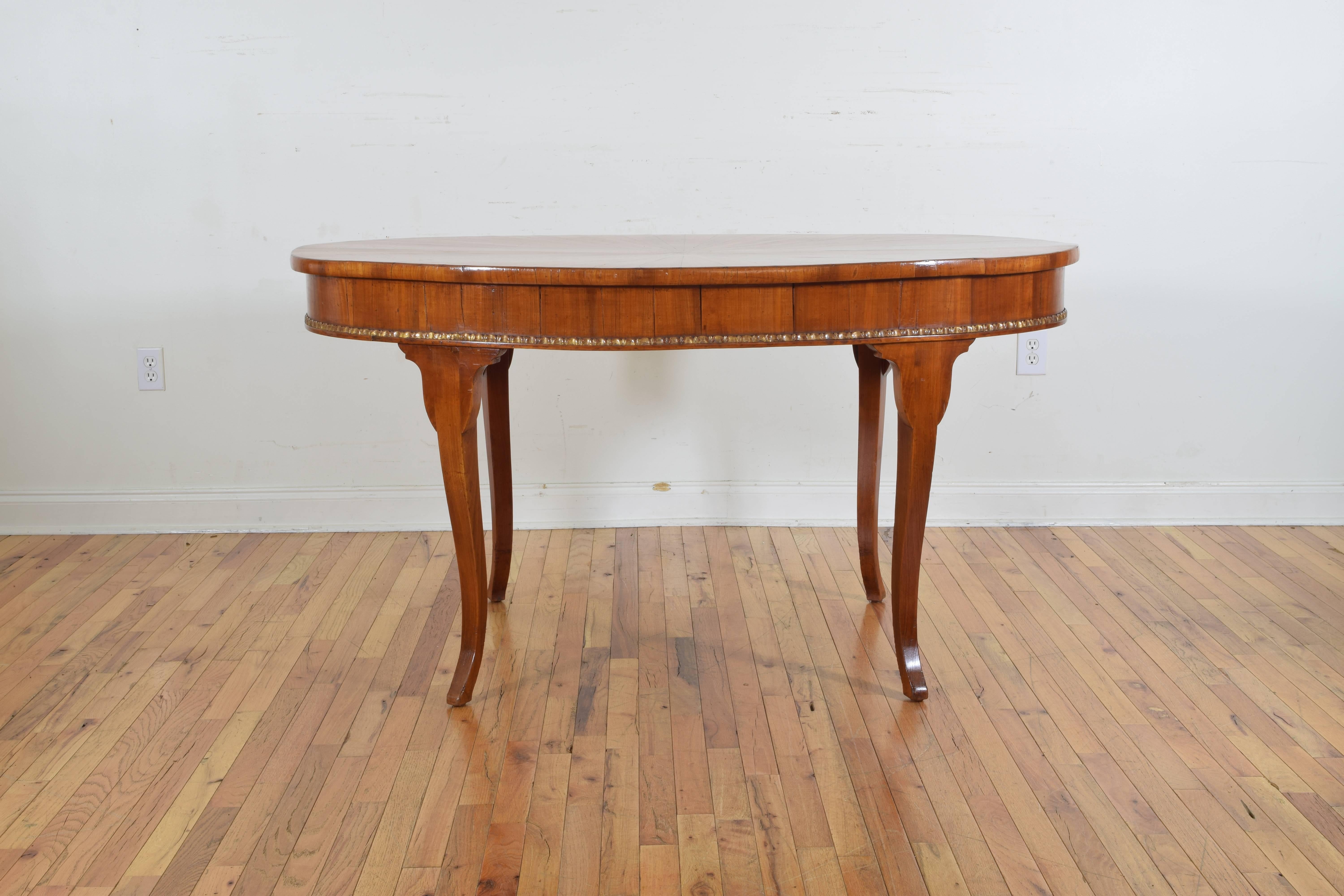 Italian Neoclassical Period Fruitwood Oval Table, Early 19th Century	  In Excellent Condition In Atlanta, GA