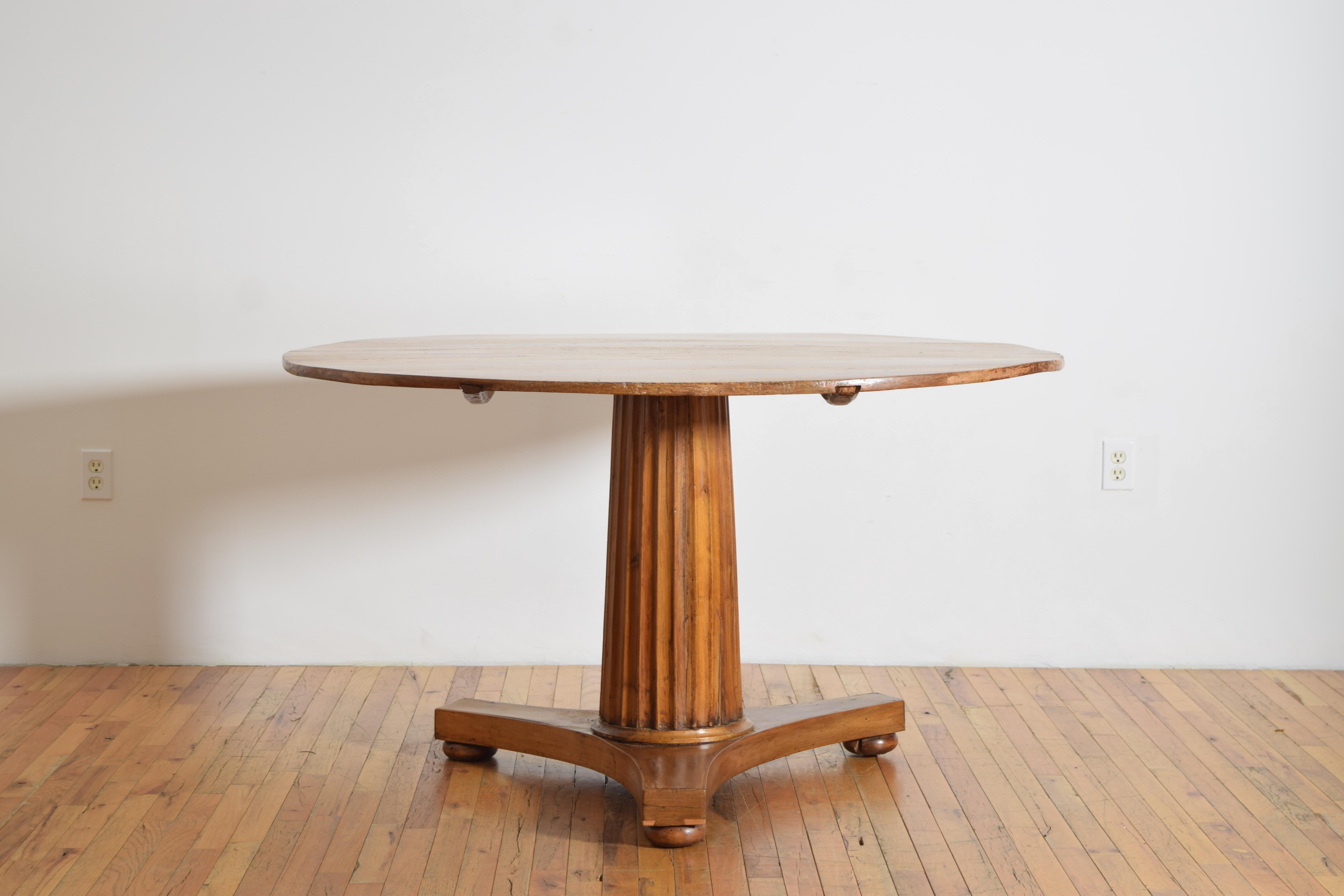 Italian Neoclassical Period Light Walnut Center Table, 1st Quarter 19th Century In Good Condition For Sale In Atlanta, GA