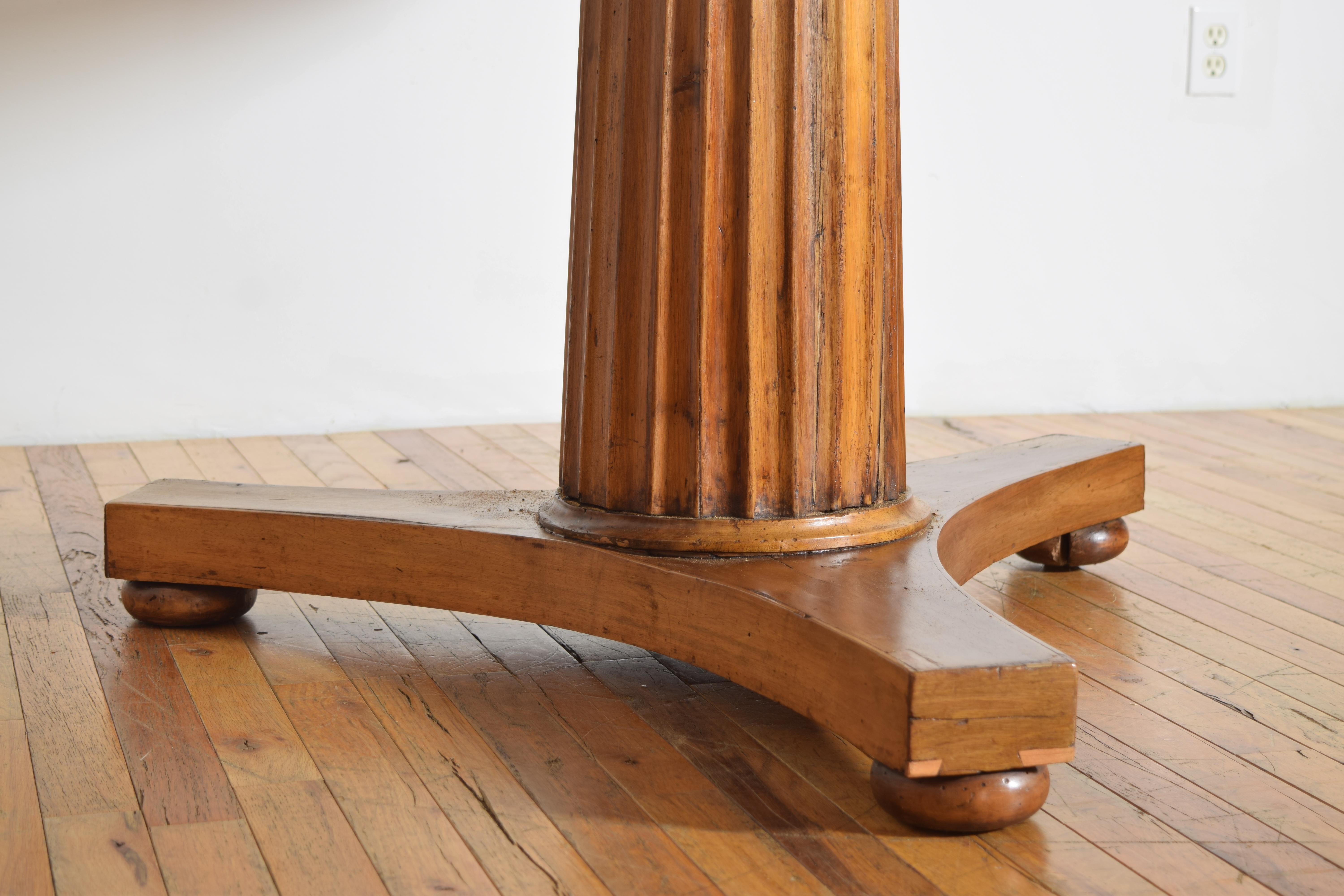 Italian Neoclassical Period Light Walnut Center Table, 1st Quarter 19th Century For Sale 2