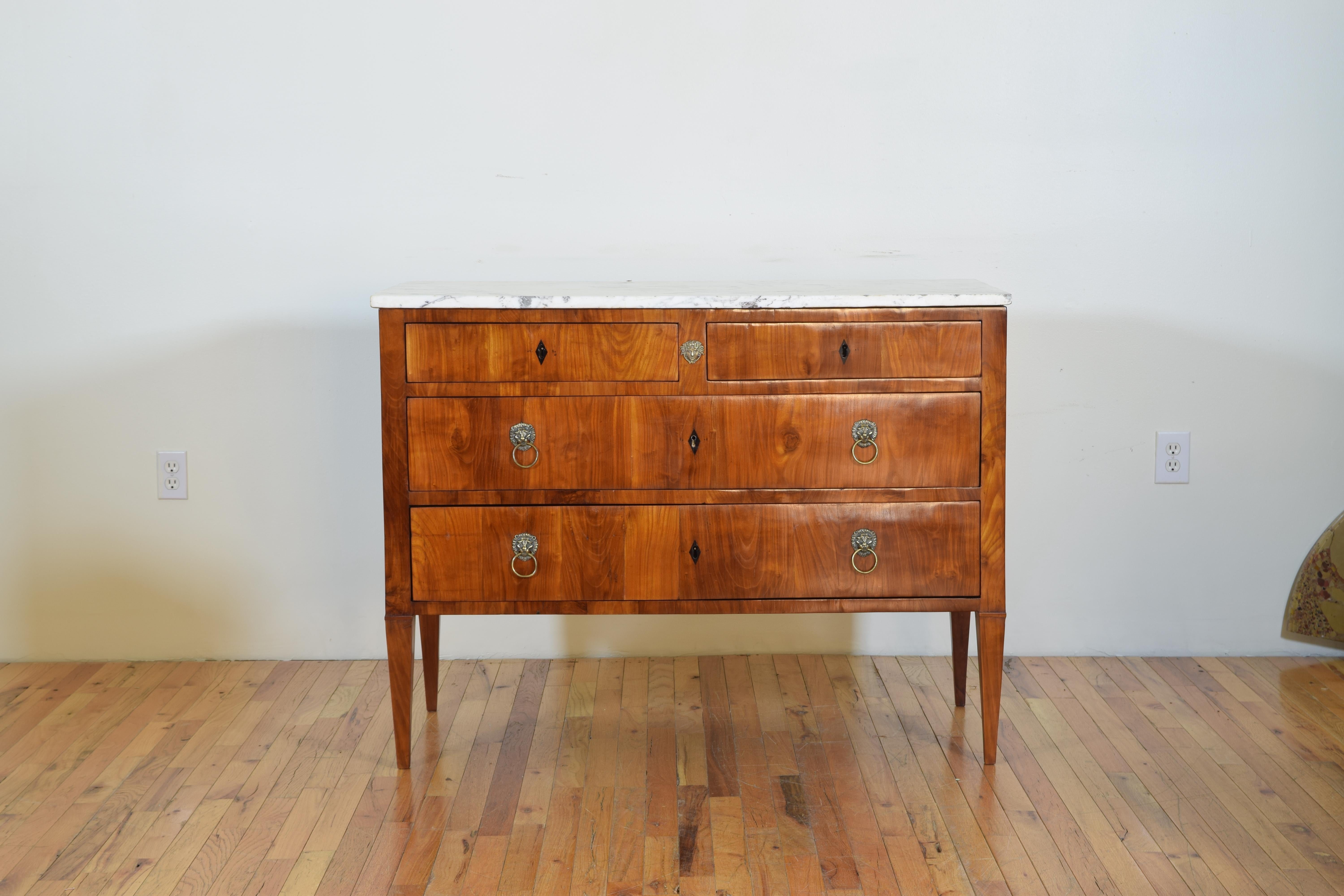 Italian Neoclassical Period Walnut Veneered Marble-Top 4-Drawer Commode, ca 1820 In Excellent Condition In Atlanta, GA