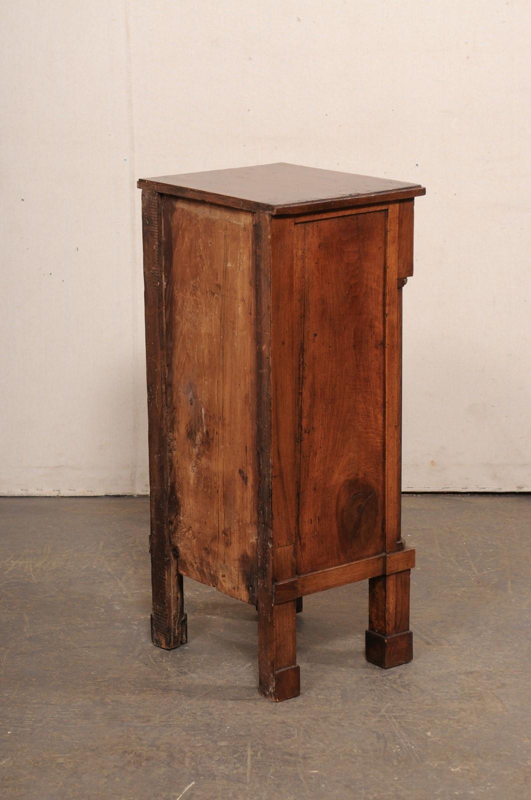Italienische neoklassische Beistelltruhe mit schwarzen Säulenakzenten, 19. (Holz) im Angebot