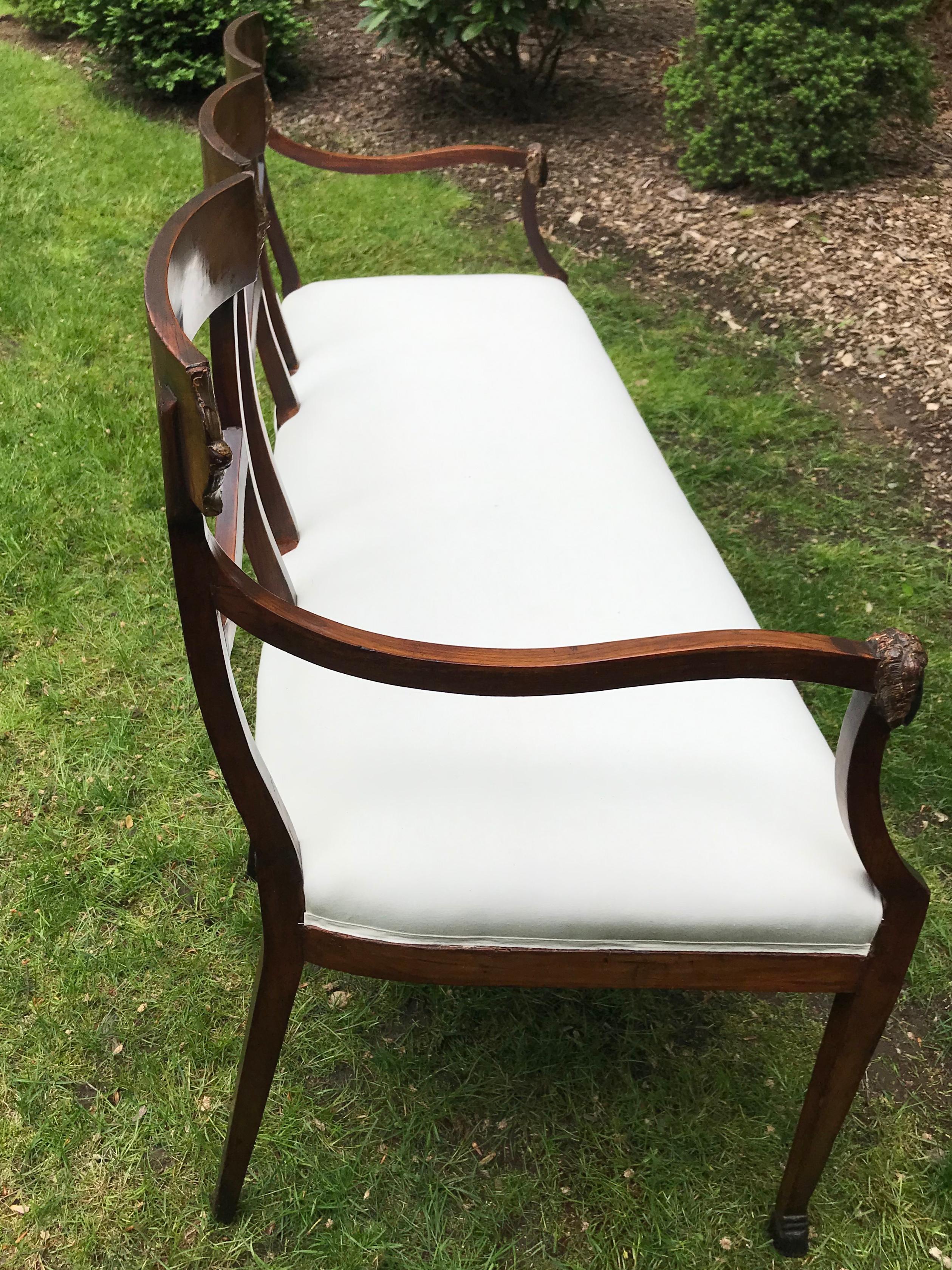 Settee italienne néoclassique en forme de tête de bélier en vente 2