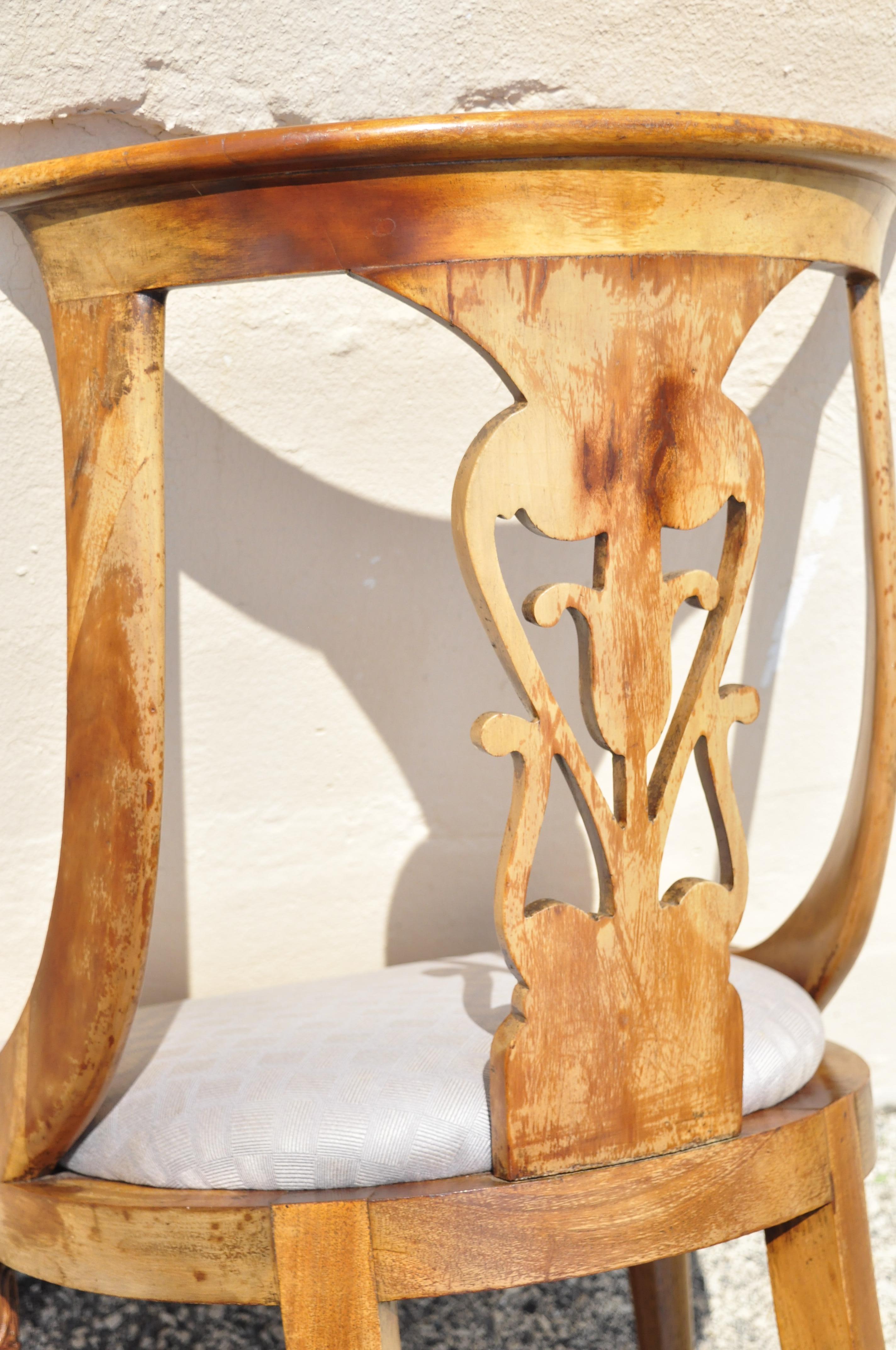 Chaises de salle à manger italiennes néoclassiques Regency à pieds sabres en bois de cerisier - Lot de 6 en vente 4