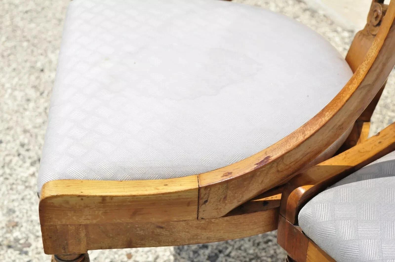 Sedie da pranzo neoclassiche italiane Regency in legno di ciliegio con gambe a sciabola - Set di 6 in vendita 4