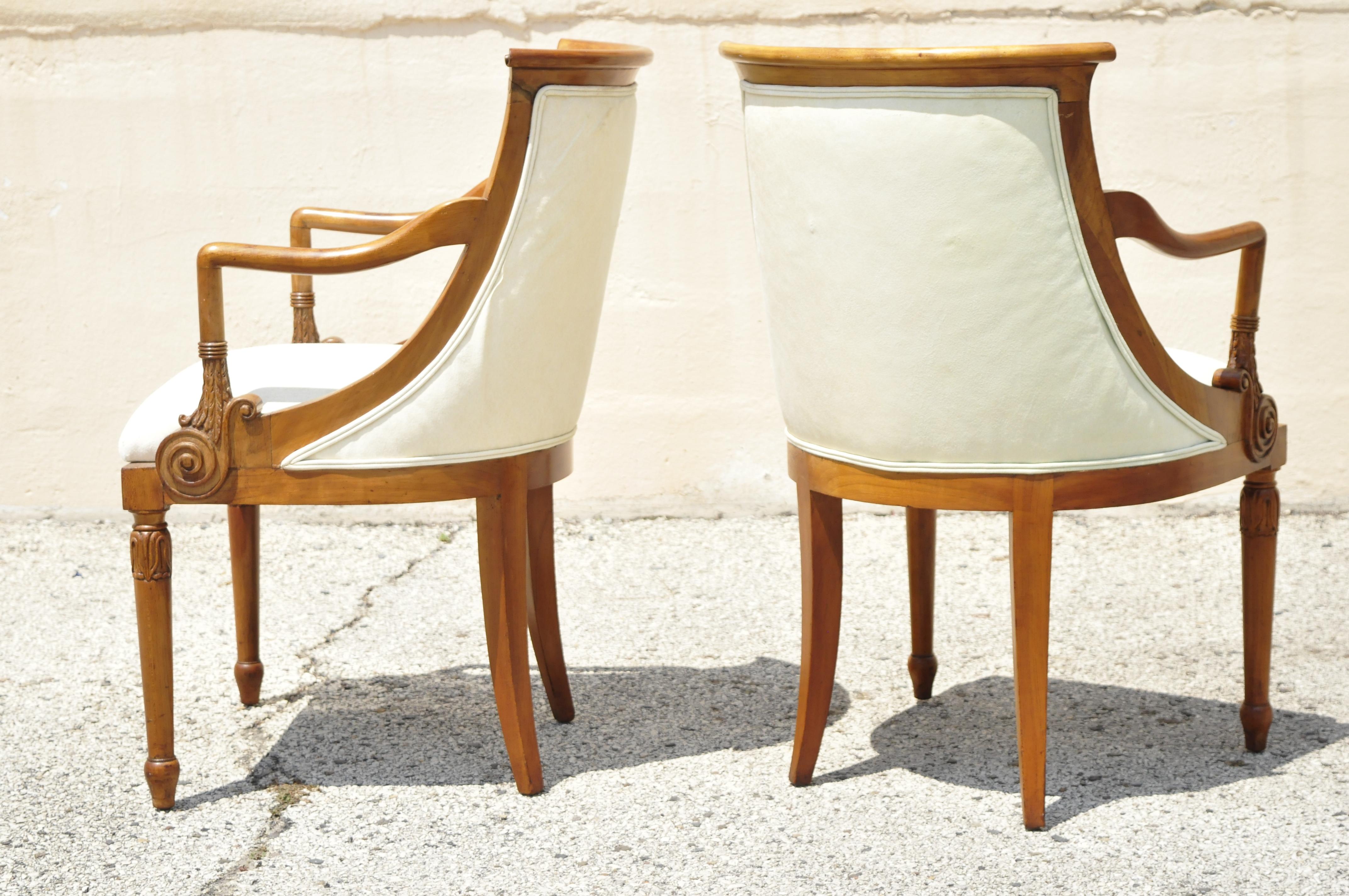Chaises de salle à manger italiennes néoclassiques Regency à pieds sabres en bois de cerisier - Lot de 6 en vente 5