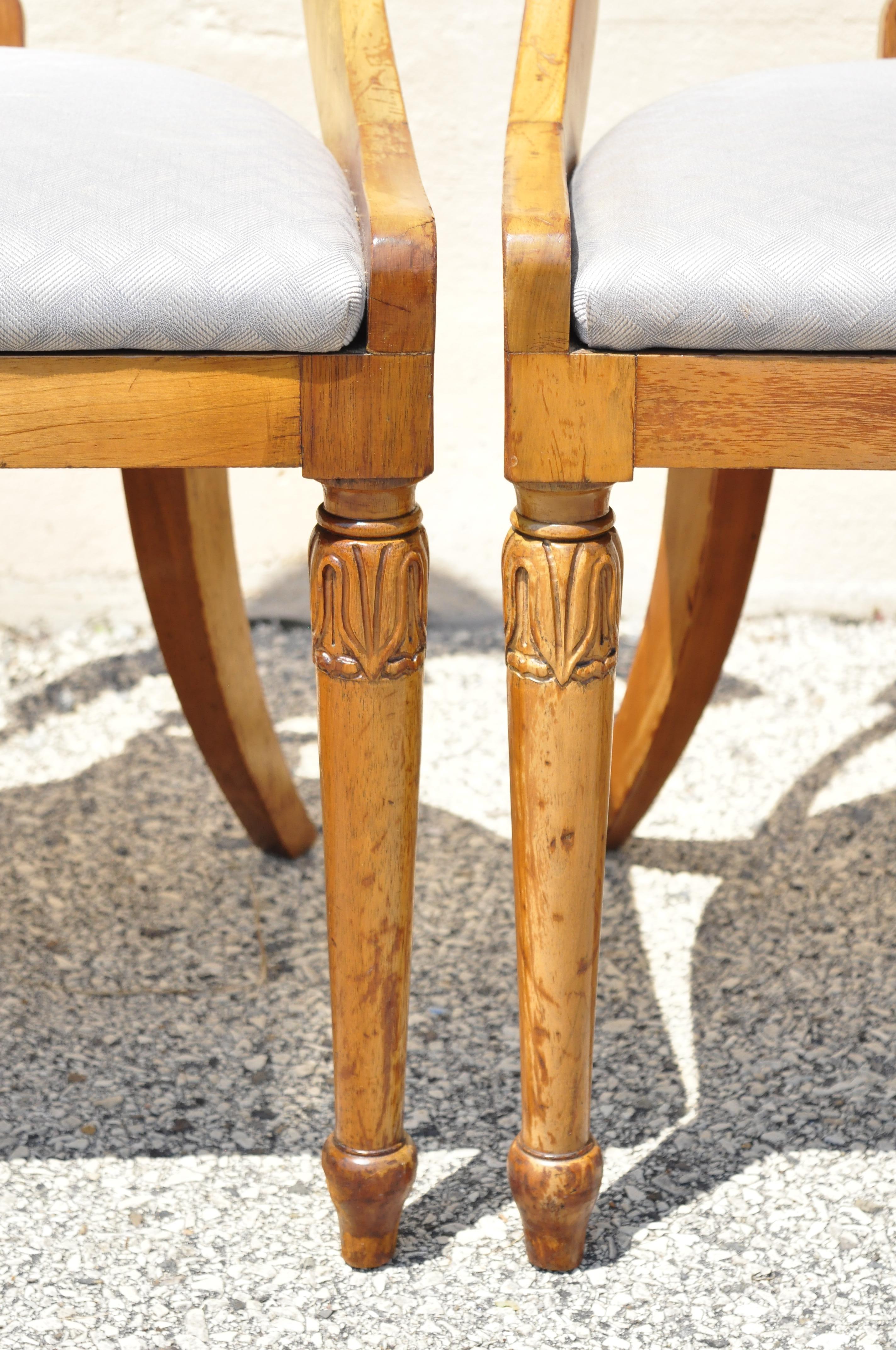 Chaises de salle à manger italiennes néoclassiques Regency à pieds sabres en bois de cerisier - Lot de 6 en vente 7