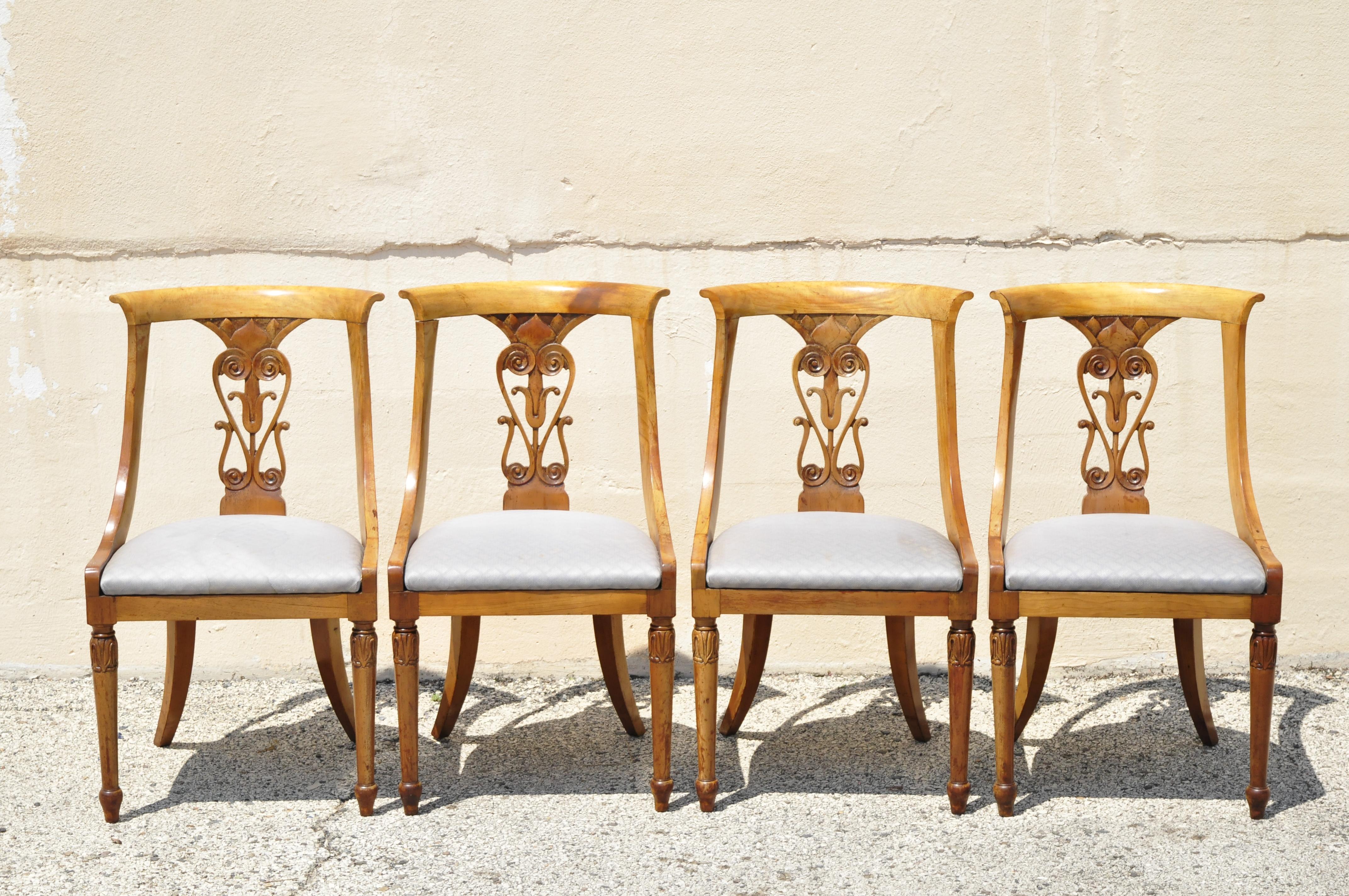 L'ensemble comprend (2) fauteuils rembourrés, (4) chaises latérales à dossier sculpté, dos arqué, construction en bois massif, construction en bois, détails joliment sculptés, pieds sabres galbés, très bel ensemble vintage, artisanat italien de