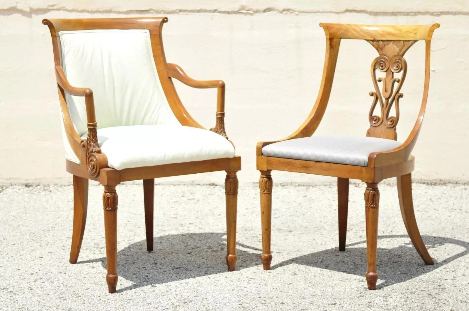 Vintage Italian Neoclassical Regency Style Cherry Wood Saber Leg Dining Chairs - Set di 6. L'elenco include (2) poltrone imbottite, (4) sedie laterali con schienale intagliato, schienali ad arco, struttura in legno massiccio, gambe a sciabola