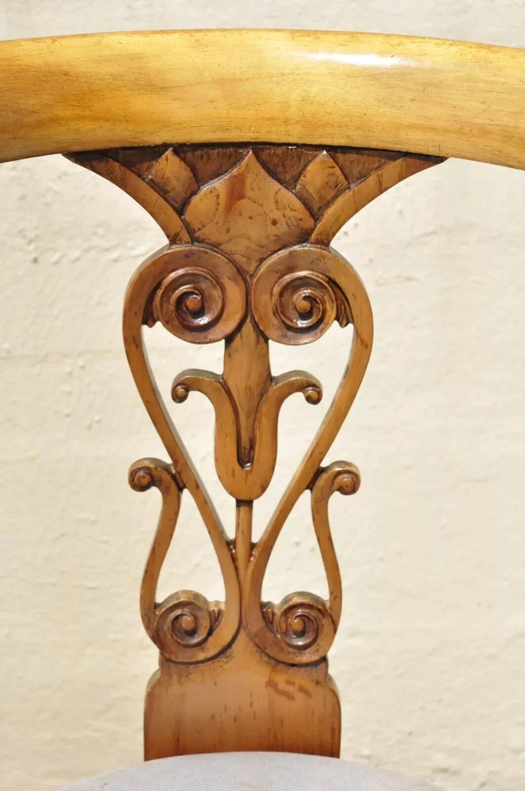 Sconosciuto Sedie da pranzo neoclassiche italiane Regency in legno di ciliegio con gambe a sciabola - Set di 6 in vendita
