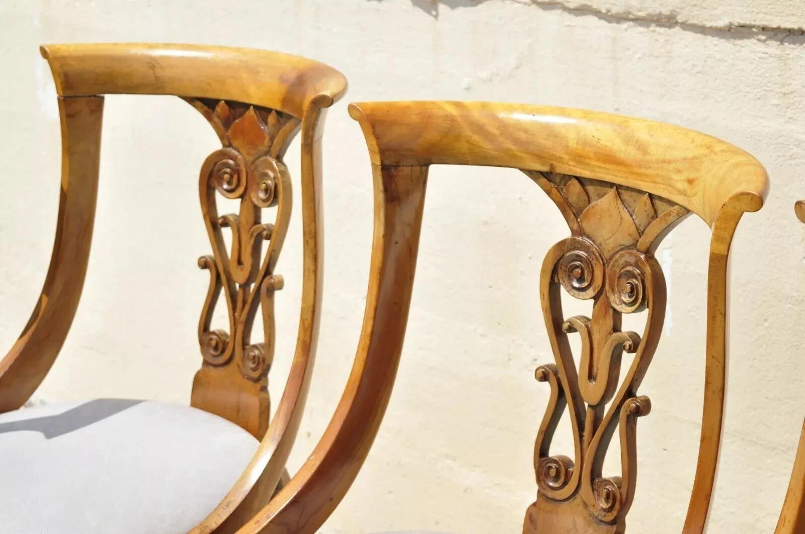 Sedie da pranzo neoclassiche italiane Regency in legno di ciliegio con gambe a sciabola - Set di 6 In condizioni buone in vendita a Philadelphia, PA