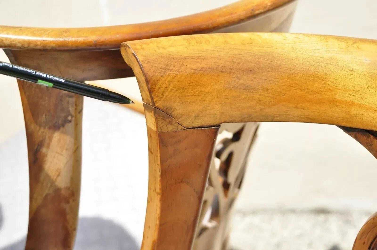 XX secolo Sedie da pranzo neoclassiche italiane Regency in legno di ciliegio con gambe a sciabola - Set di 6 in vendita