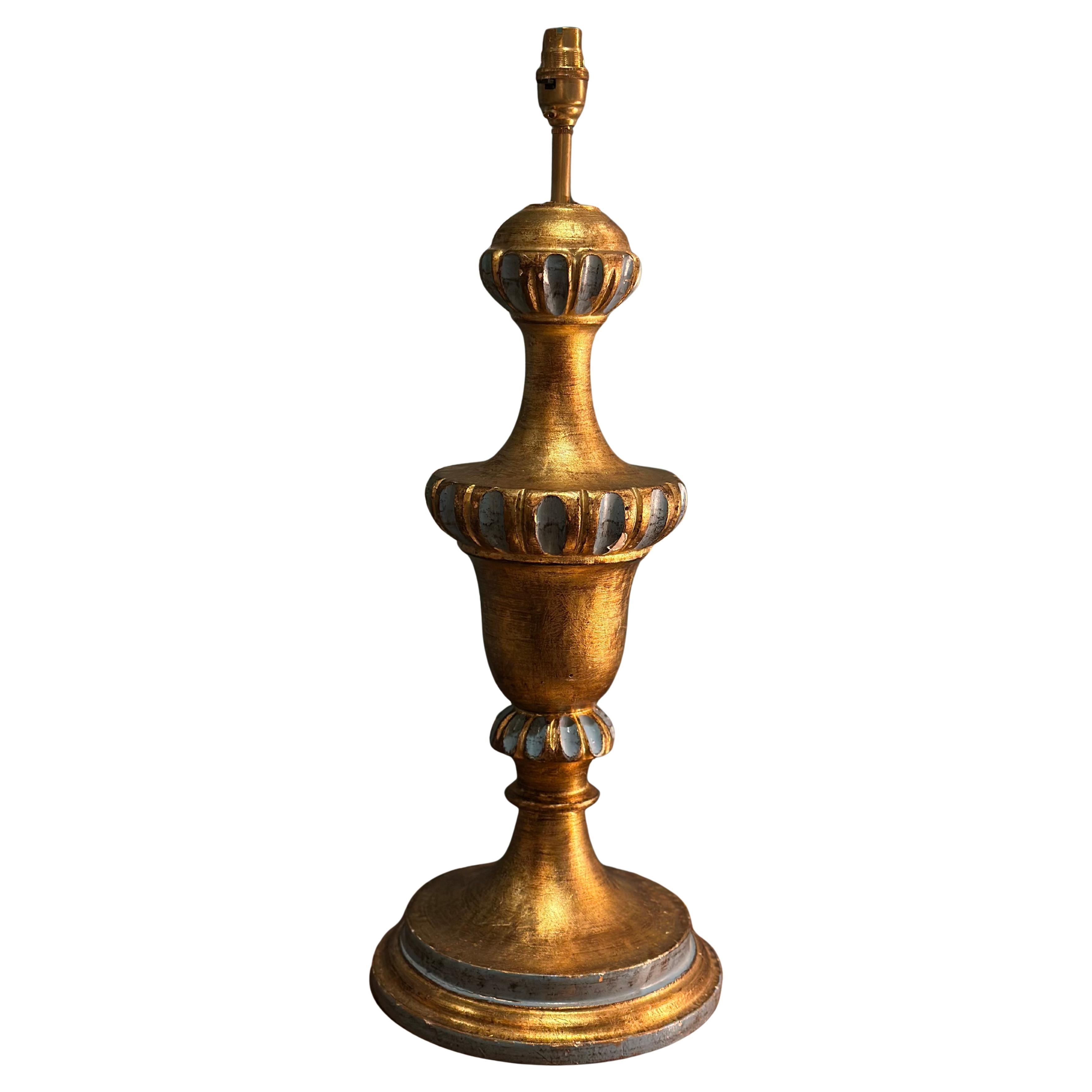 Lámpara de mesa italiana de madera dorada tallada de renacimiento neoclásico, circa años 40 en venta