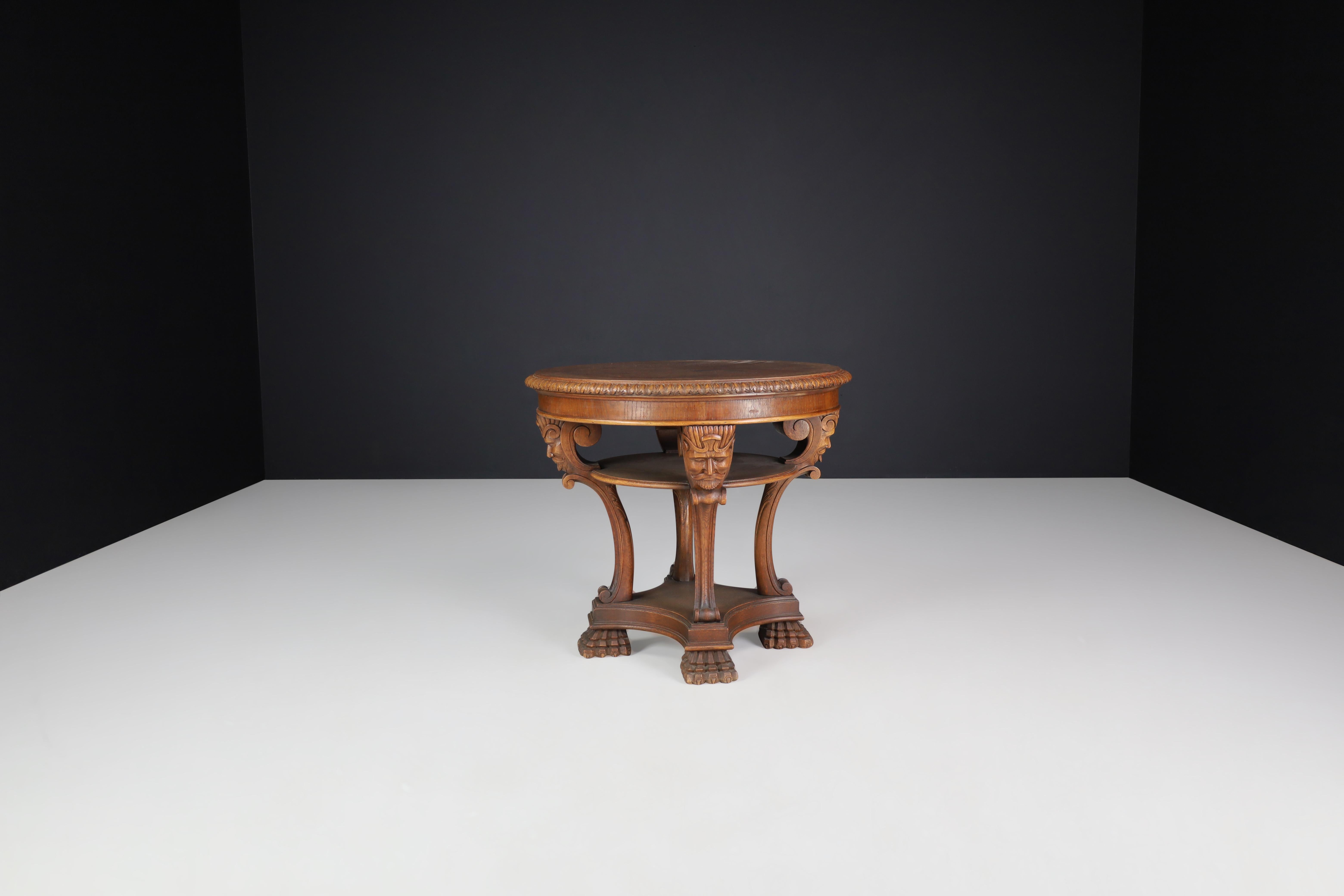 Italian Neoclassical Round Walnut Center Table with Carved Figural Legs, 1920s In Good Condition For Sale In Almelo, NL