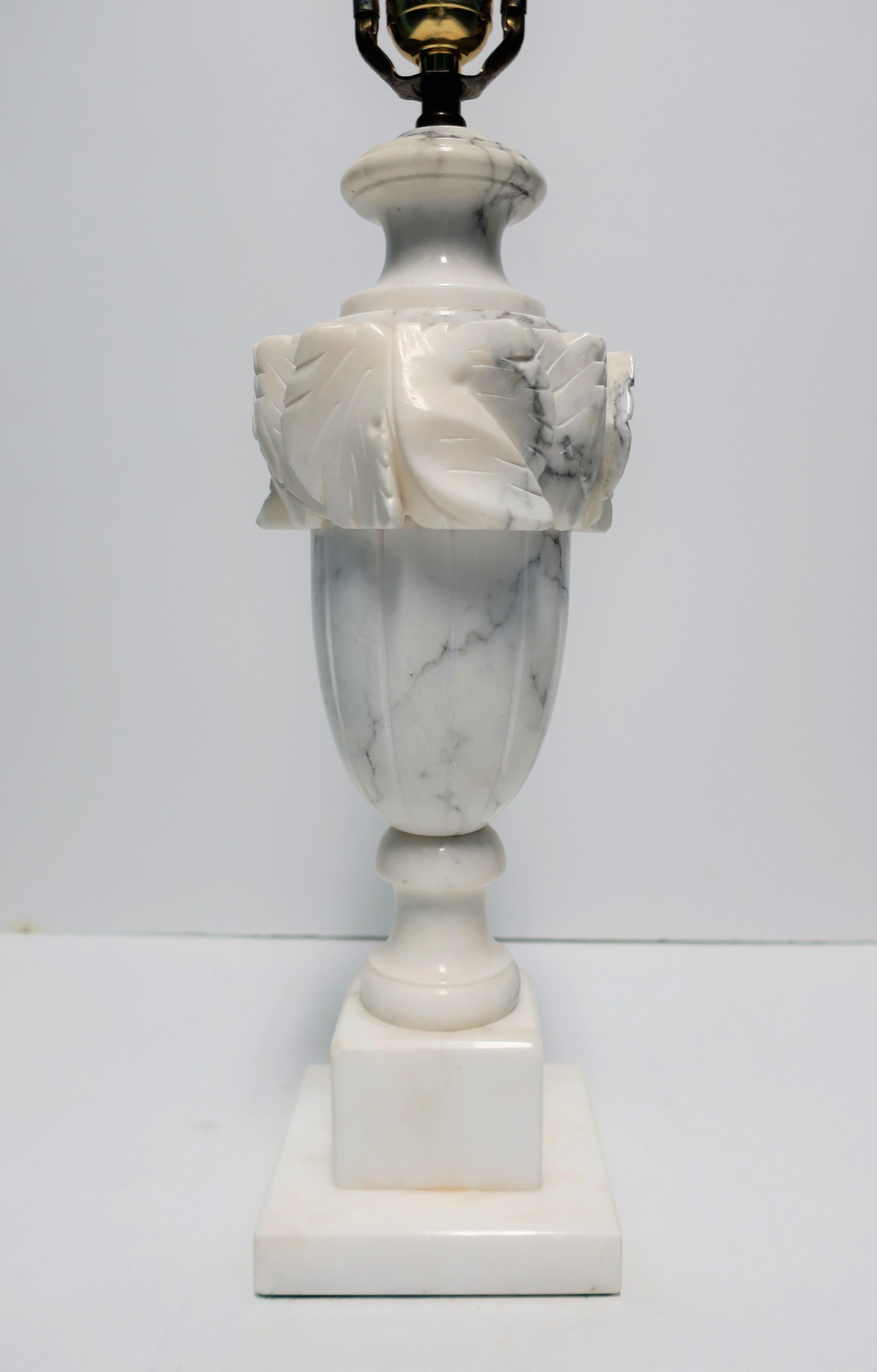 Italienische neoklassische Urnen-Tischlampe aus massivem schwarzem und weißem Marmor 7