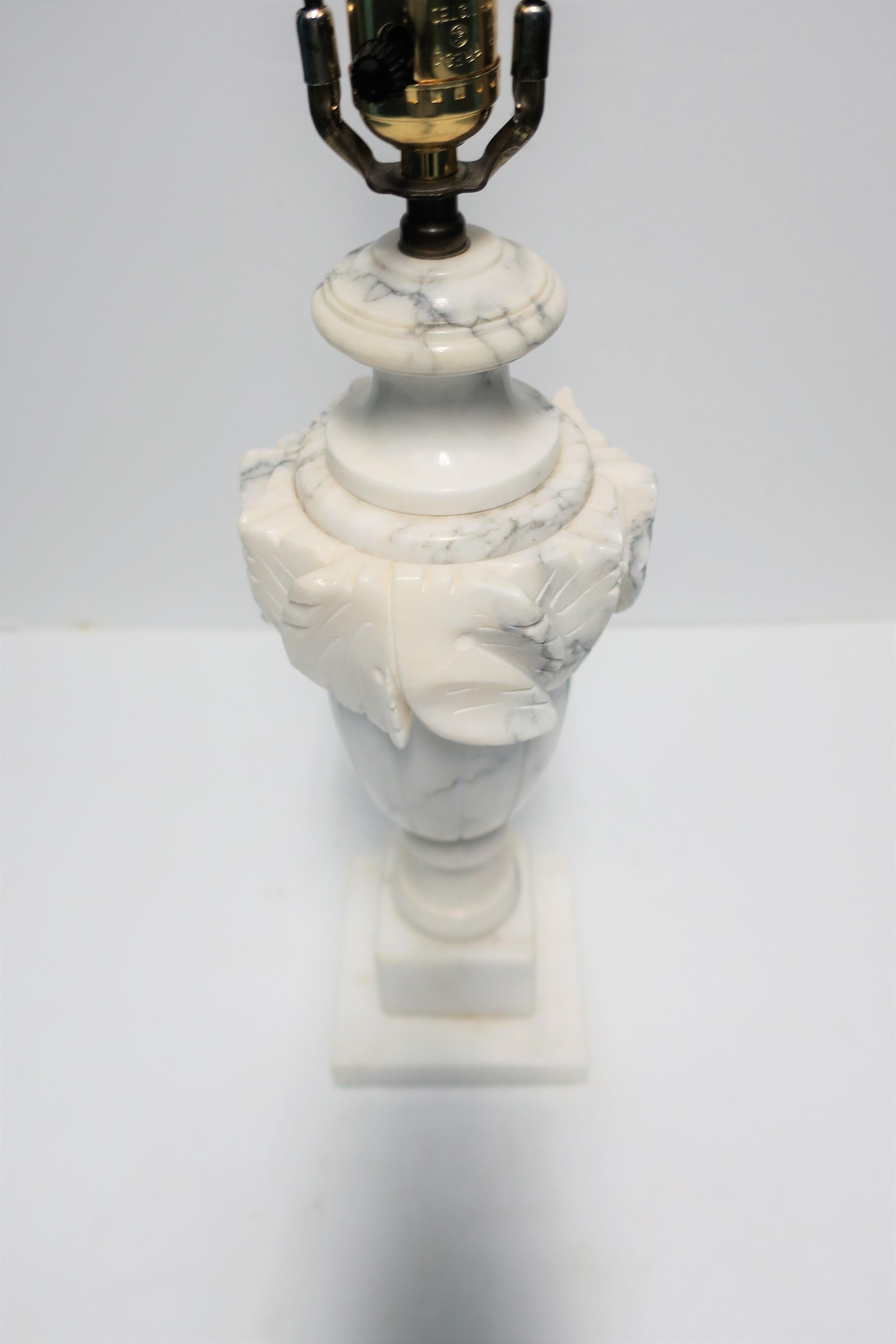 Italienische neoklassische Urnen-Tischlampe aus massivem schwarzem und weißem Marmor 8