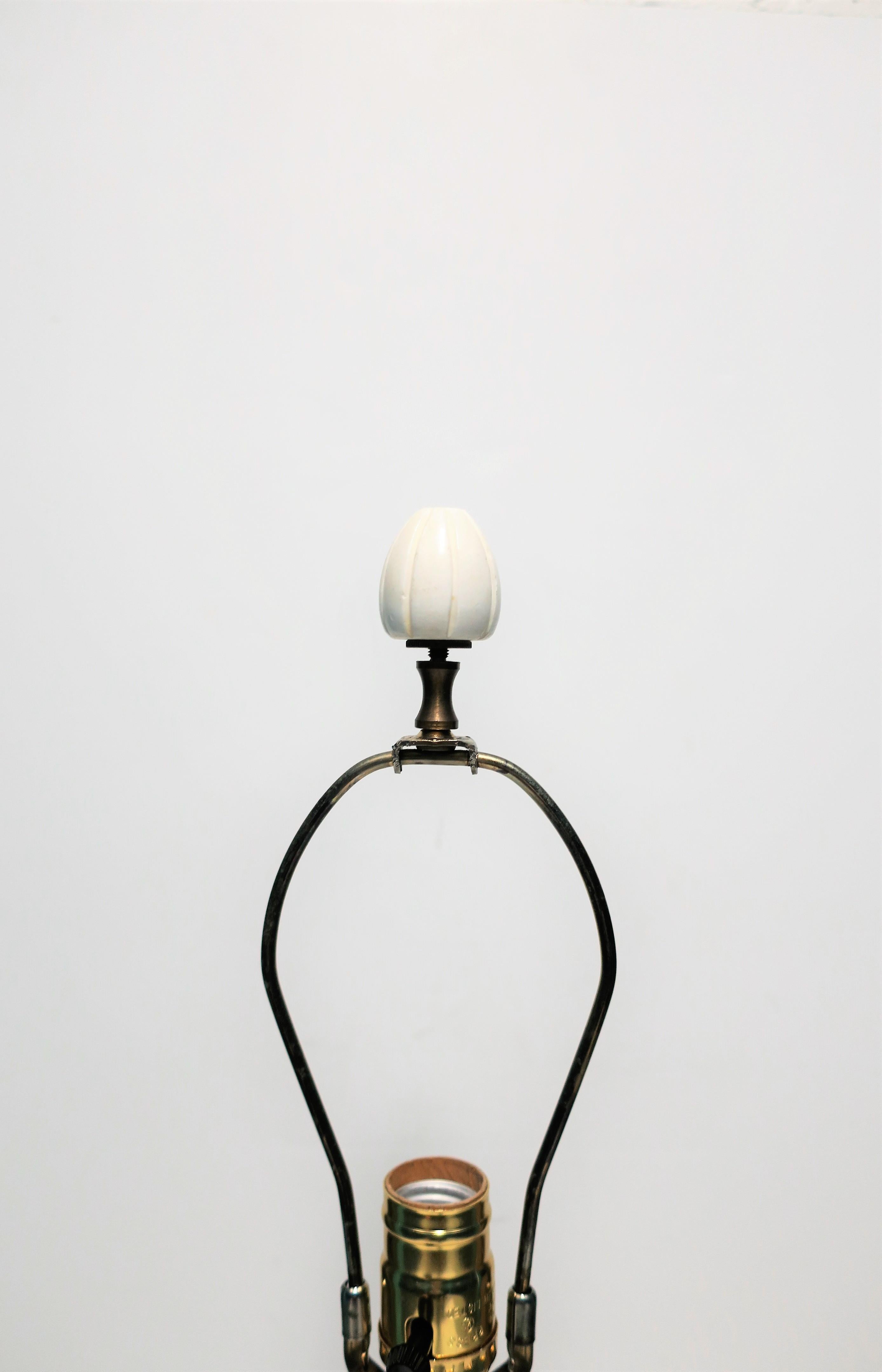 Italienische neoklassische Urnen-Tischlampe aus massivem schwarzem und weißem Marmor 9