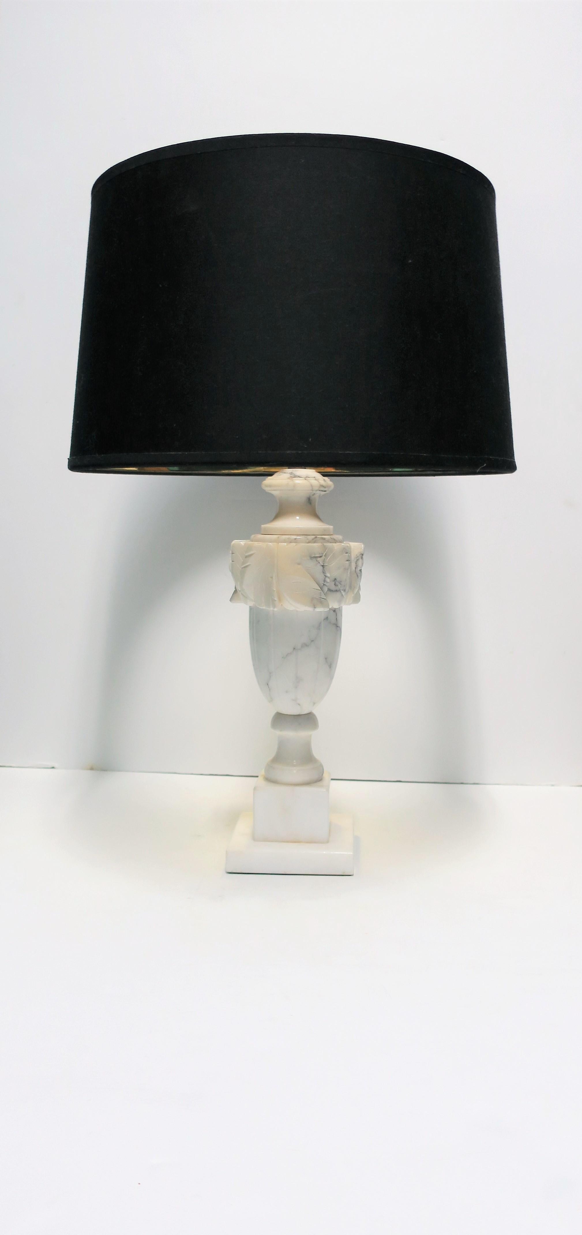 Italian Neoclassical Solid Black and White Marble Urn Table Lamp In Good Condition In New York, NY