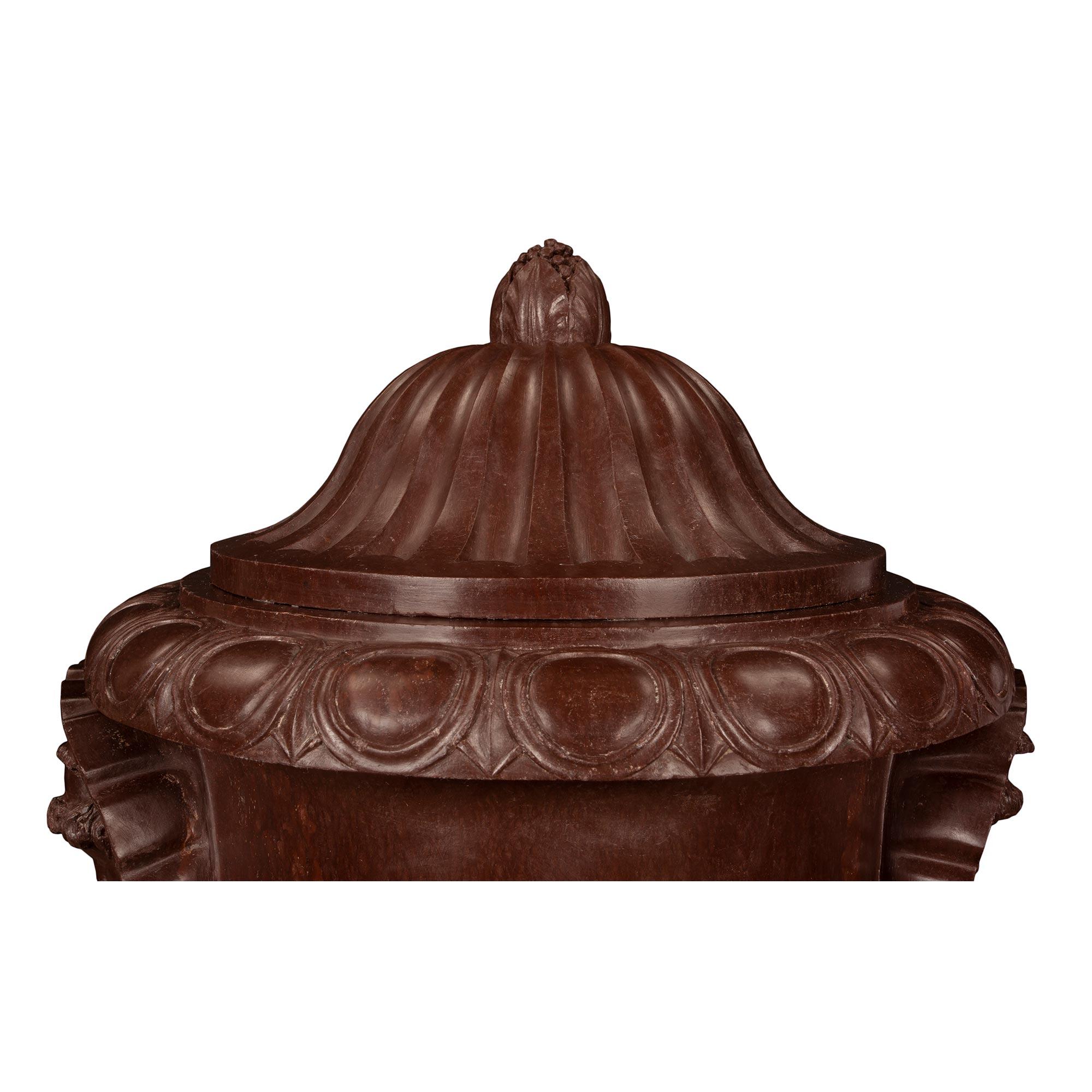 Italiano Urna neoclassica italiana con coperchio in marmo Rosso Antico della metà del XIX secolo in vendita