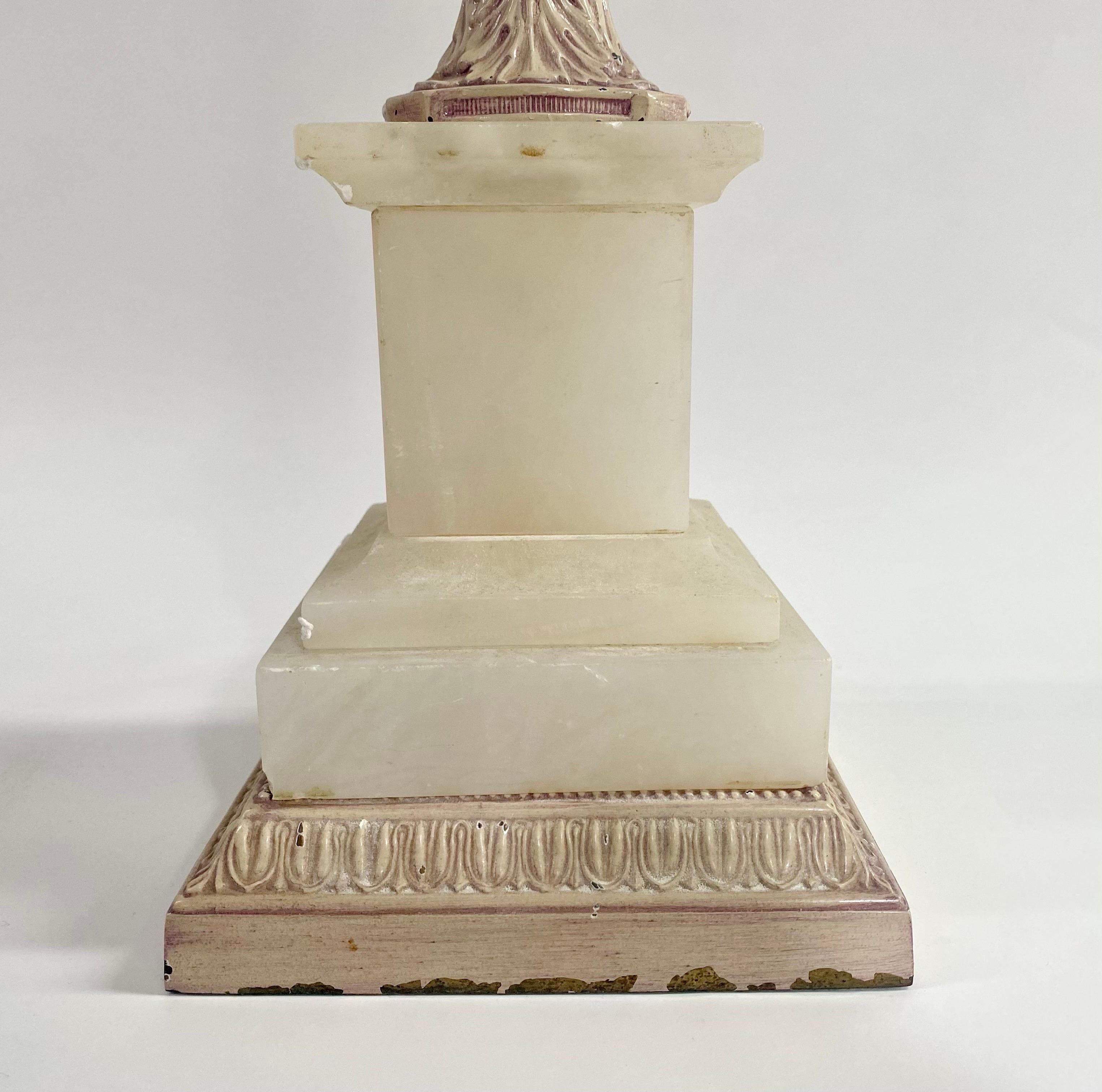 Italienische Alabaster-Tischlampe im neoklassischen Stil, Paar  (20. Jahrhundert) im Angebot
