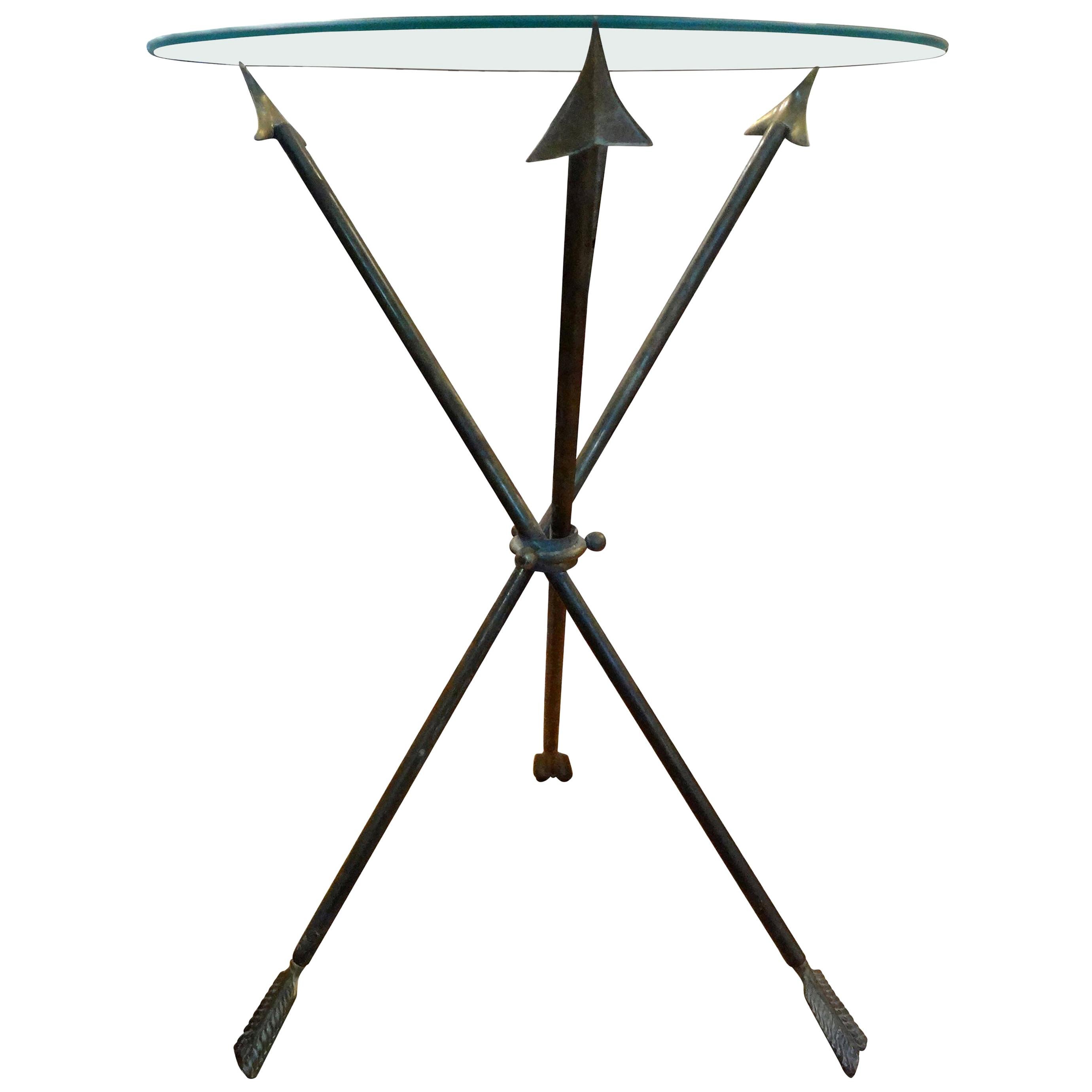 Chic Italian Mid-Century Modern Gio Ponti inspired brass/bronze tripod table or guéridon. This vintage Italian neoclassical style or Directoire style table, side table, drink table or cigarette table has an arrow design and a glass top.