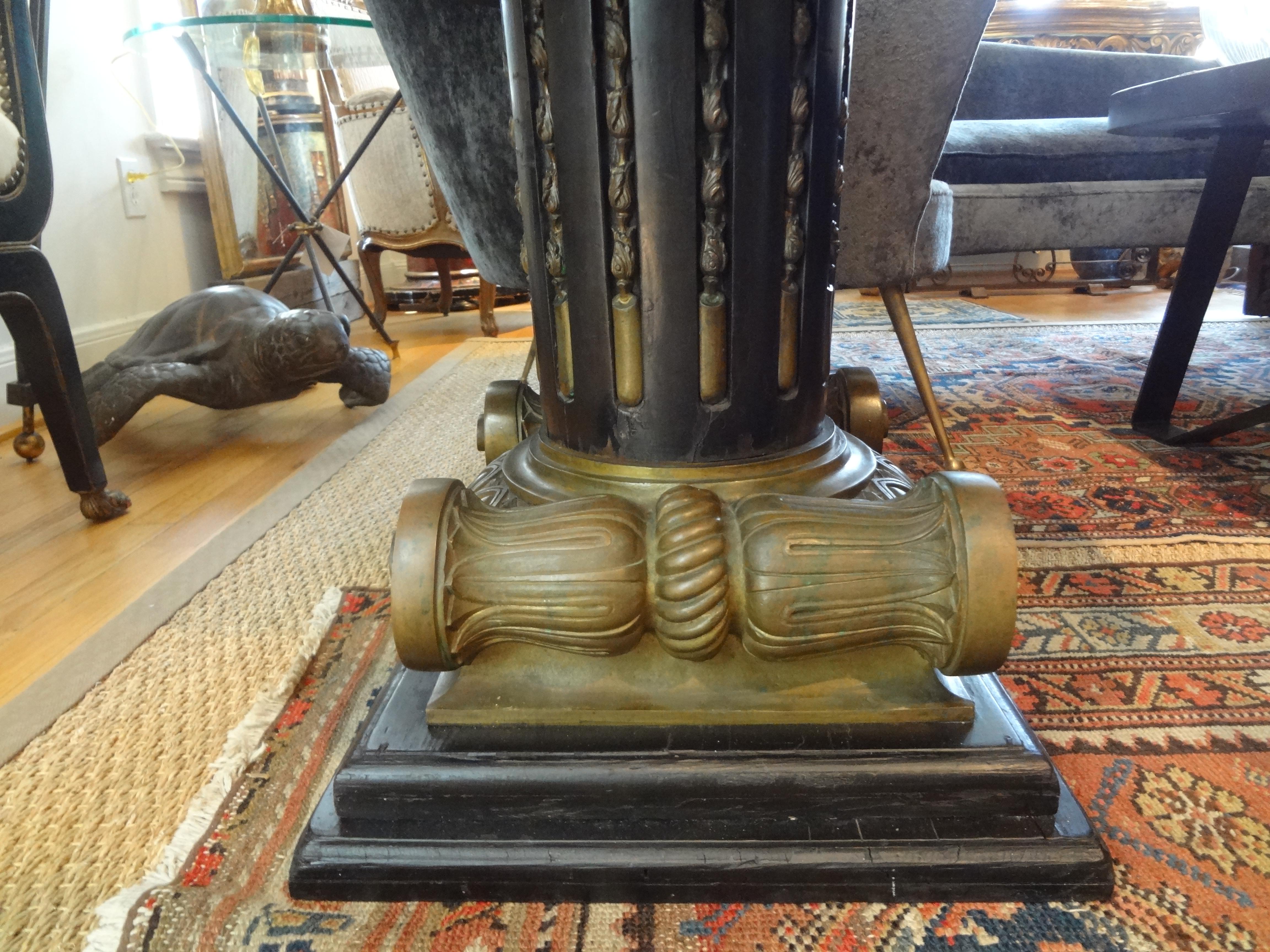 Table à colonne ionique italienne de style néoclassique en bronze avec plateau en marbre 5