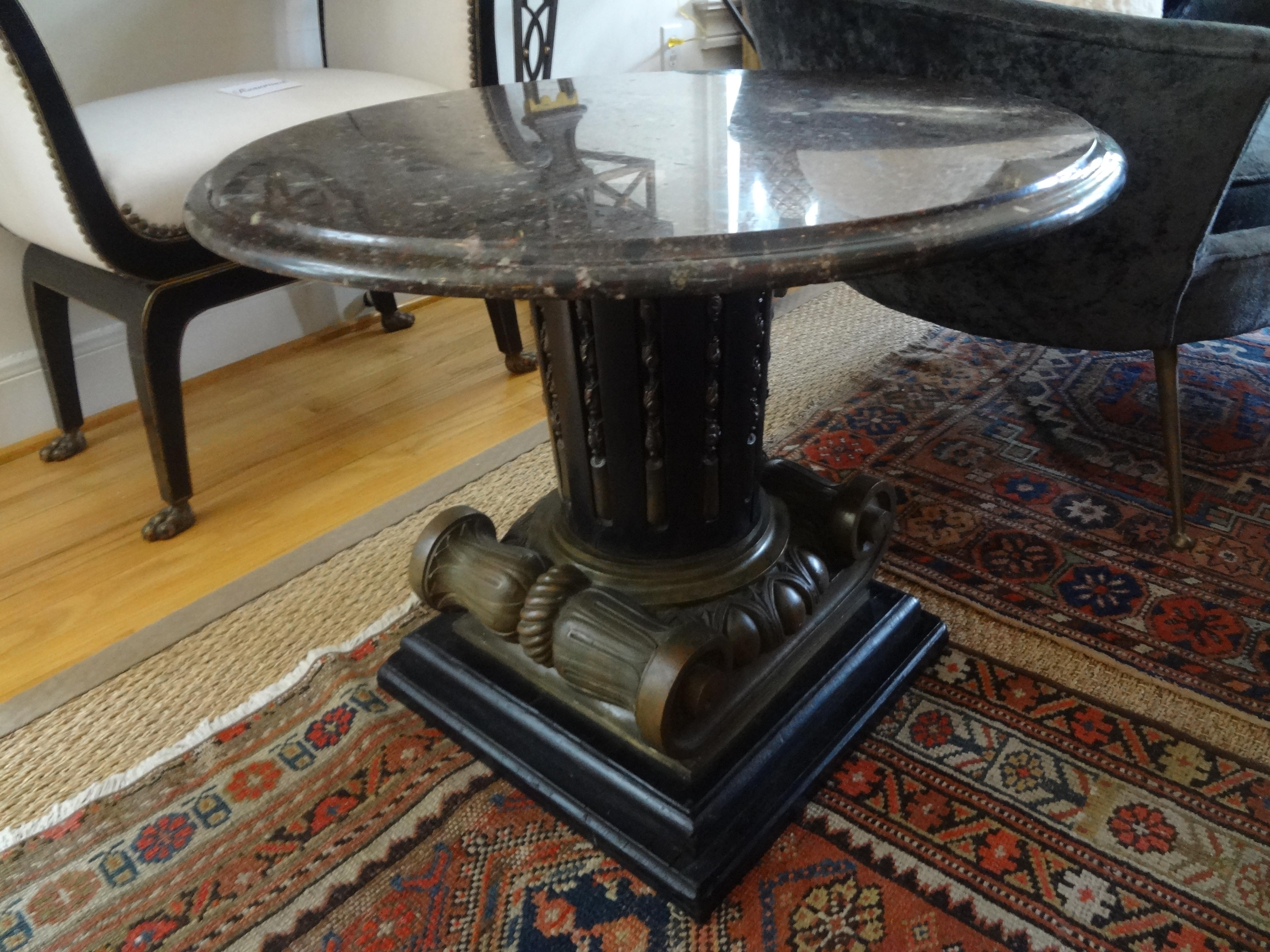 Table à colonne ionique italienne de style néoclassique en bronze avec plateau en marbre 8