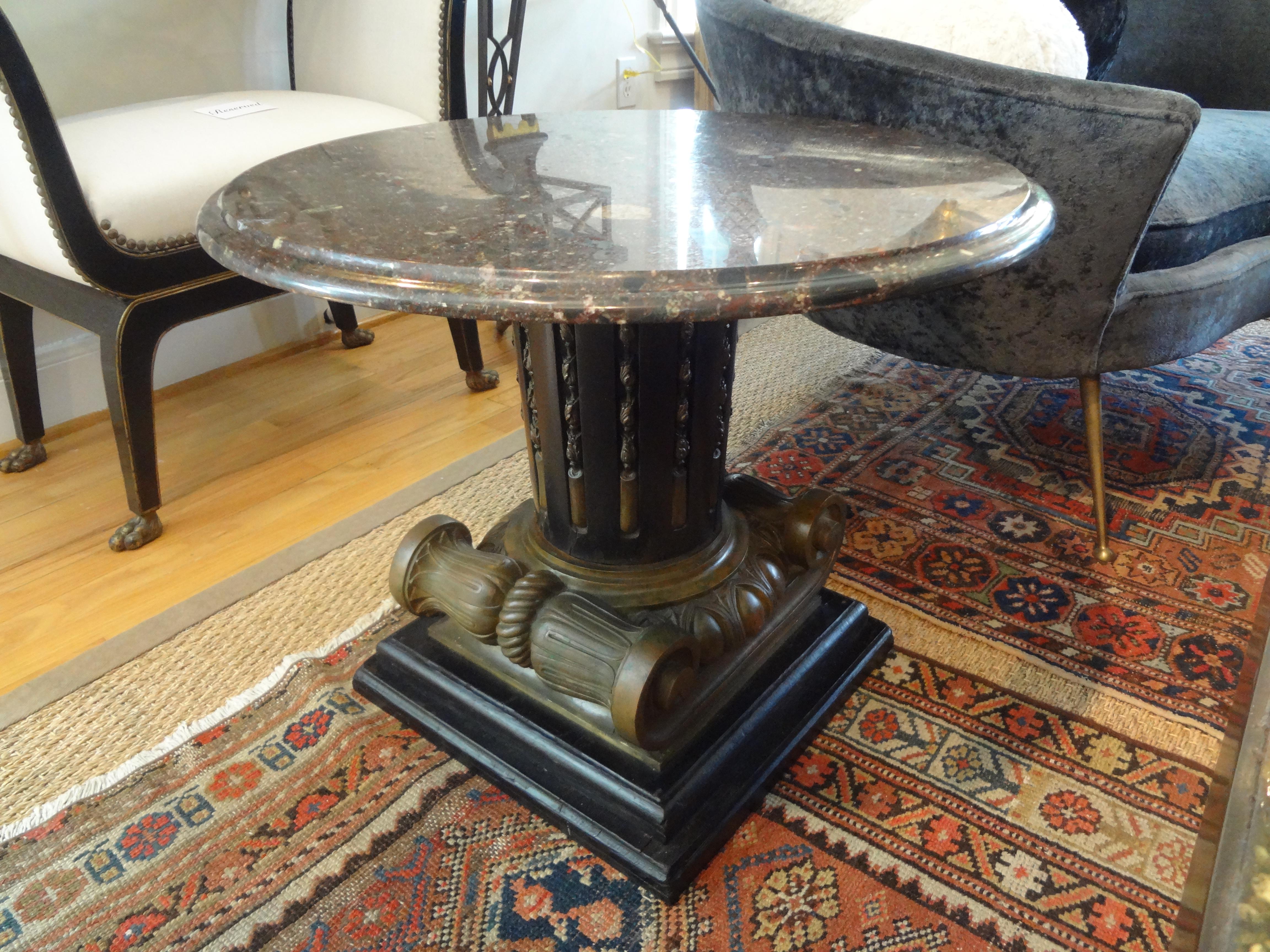 Table à colonne ionique italienne de style néoclassique en bronze avec plateau en marbre Bon état à Houston, TX