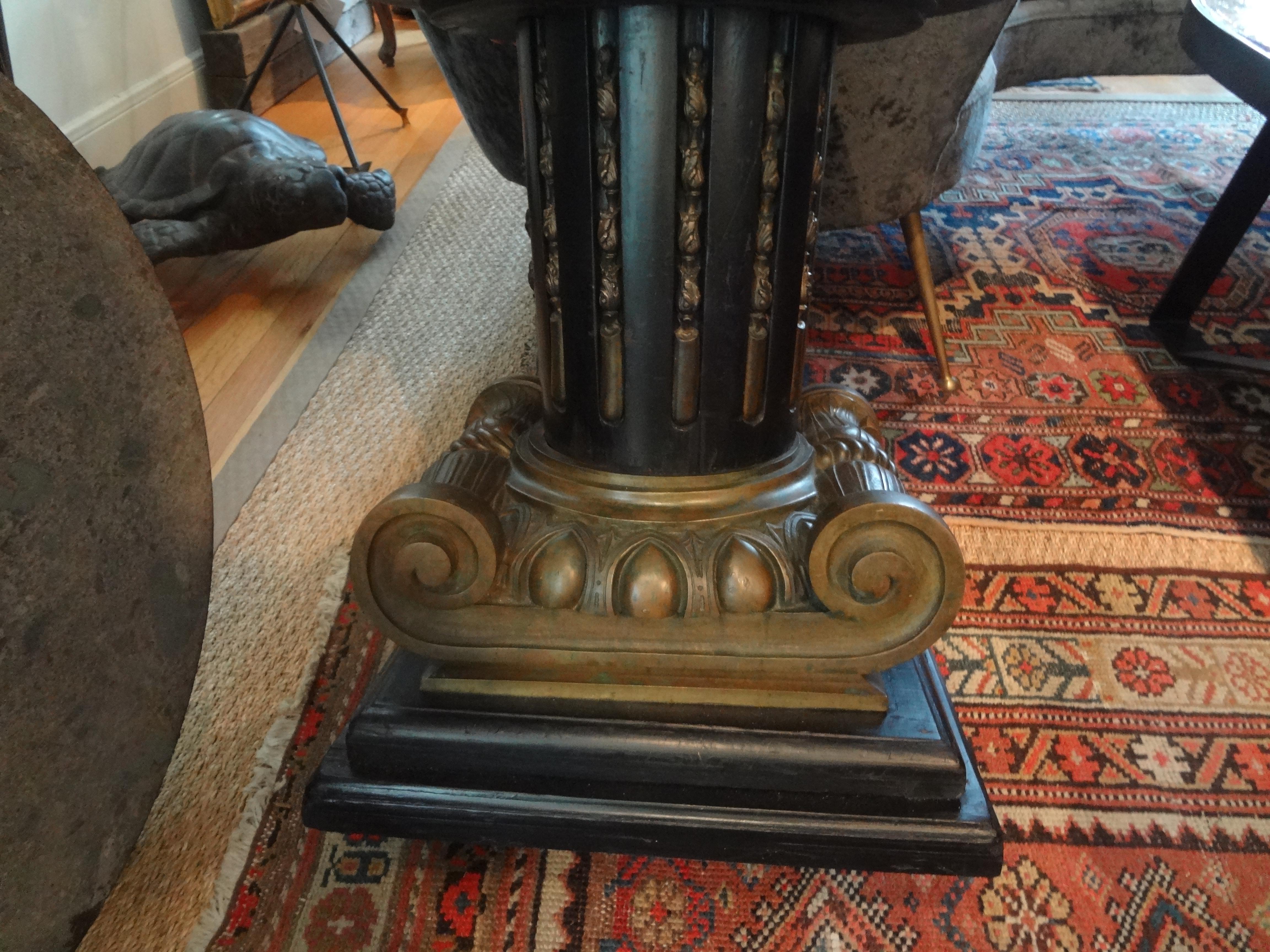 Table à colonne ionique italienne de style néoclassique en bronze avec plateau en marbre 1
