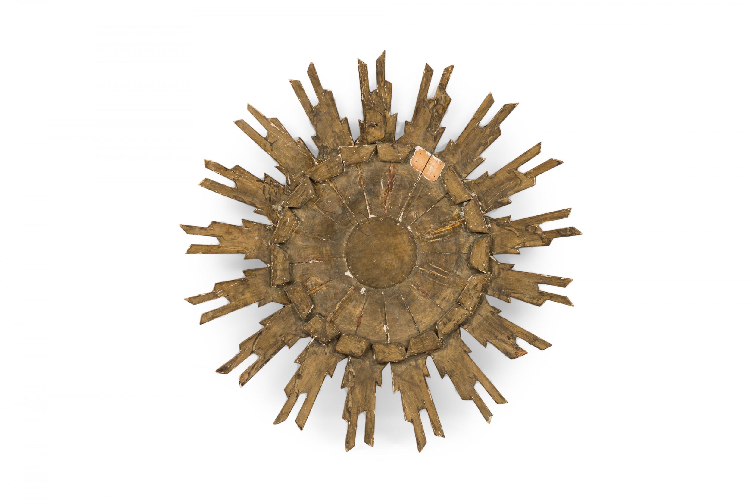 20ième siècle Plaque murale italienne de style néoclassique en bois doré sculpté Sunburst et Putti en vente