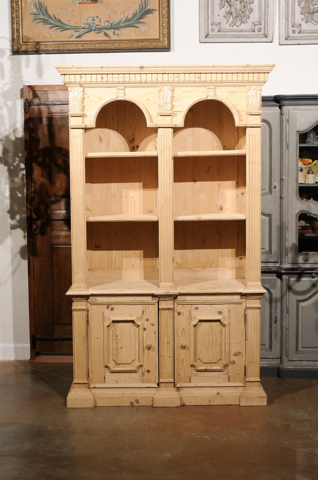 Italian Neoclassical Style Carved Pine Bookcase with Arched Motifs and Capitals For Sale 4