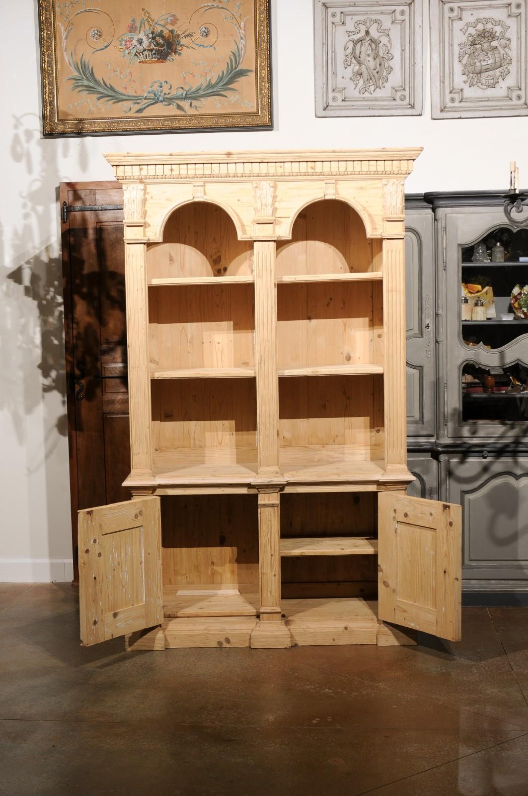 Italian Neoclassical Style Carved Pine Bookcase with Arched Motifs and Capitals For Sale 5