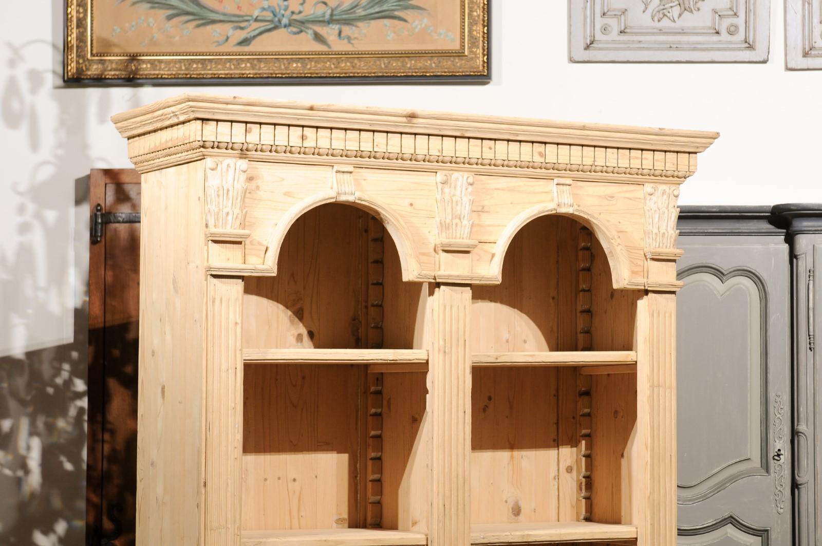 Italienisches Bücherregal aus geschnitztem Kiefernholz im neoklassischen Stil mit gewölbten Motiven und Kapitellen (Geschnitzt) im Angebot