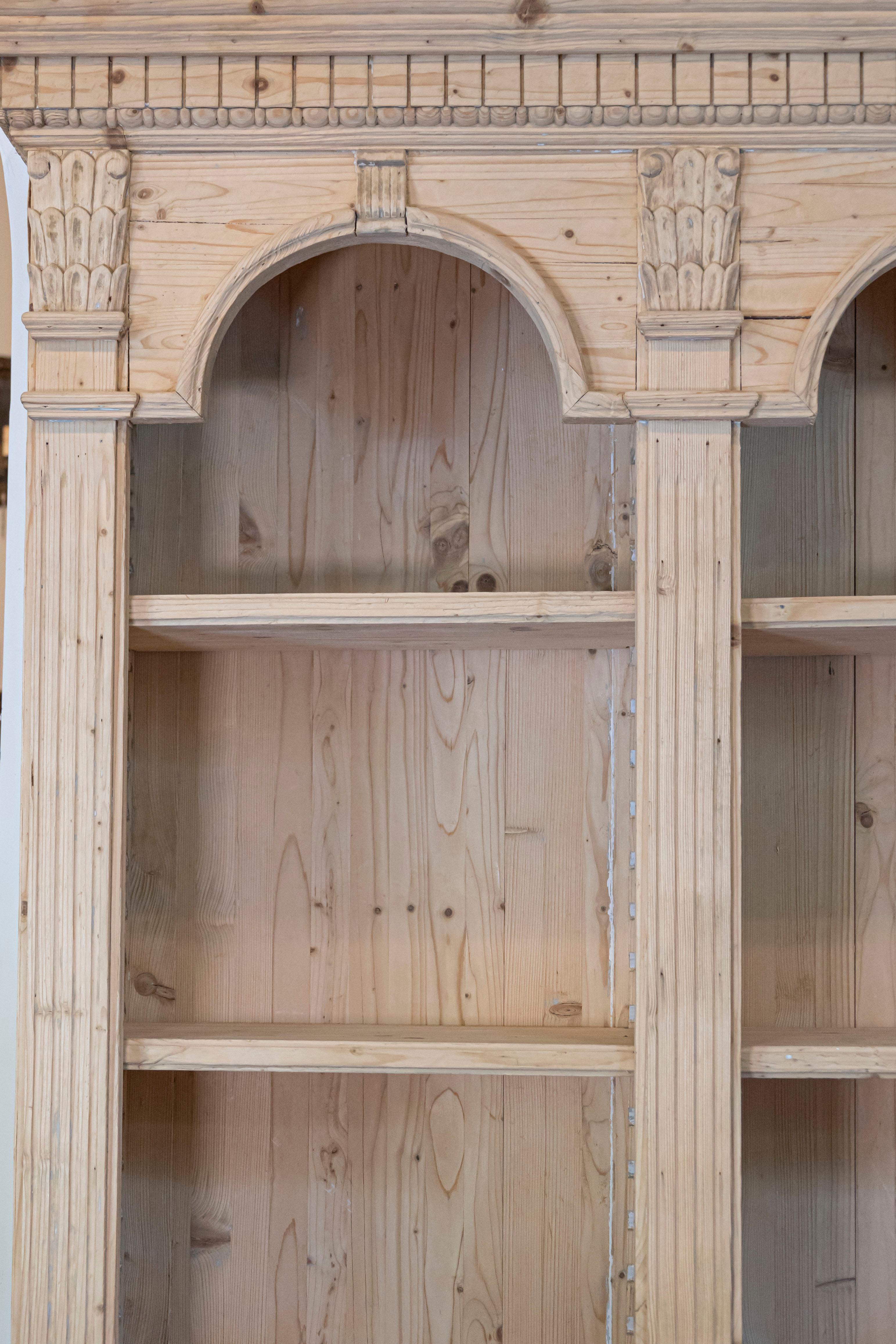 Italiano Libreria in pino intagliato in stile neoclassico italiano con motivi e capitelli ad arco in vendita