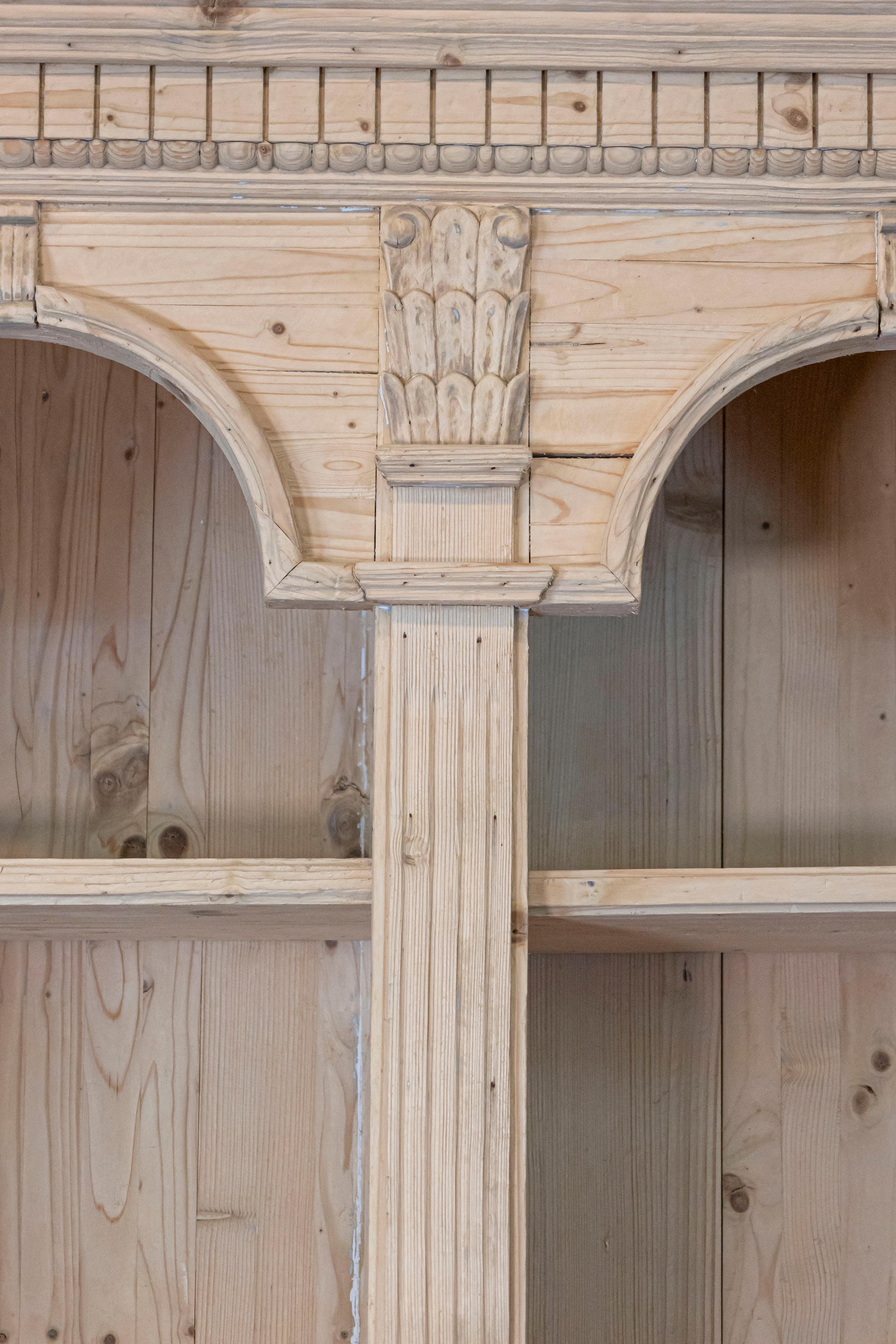 Intagliato Libreria in pino intagliato in stile neoclassico italiano con motivi e capitelli ad arco in vendita