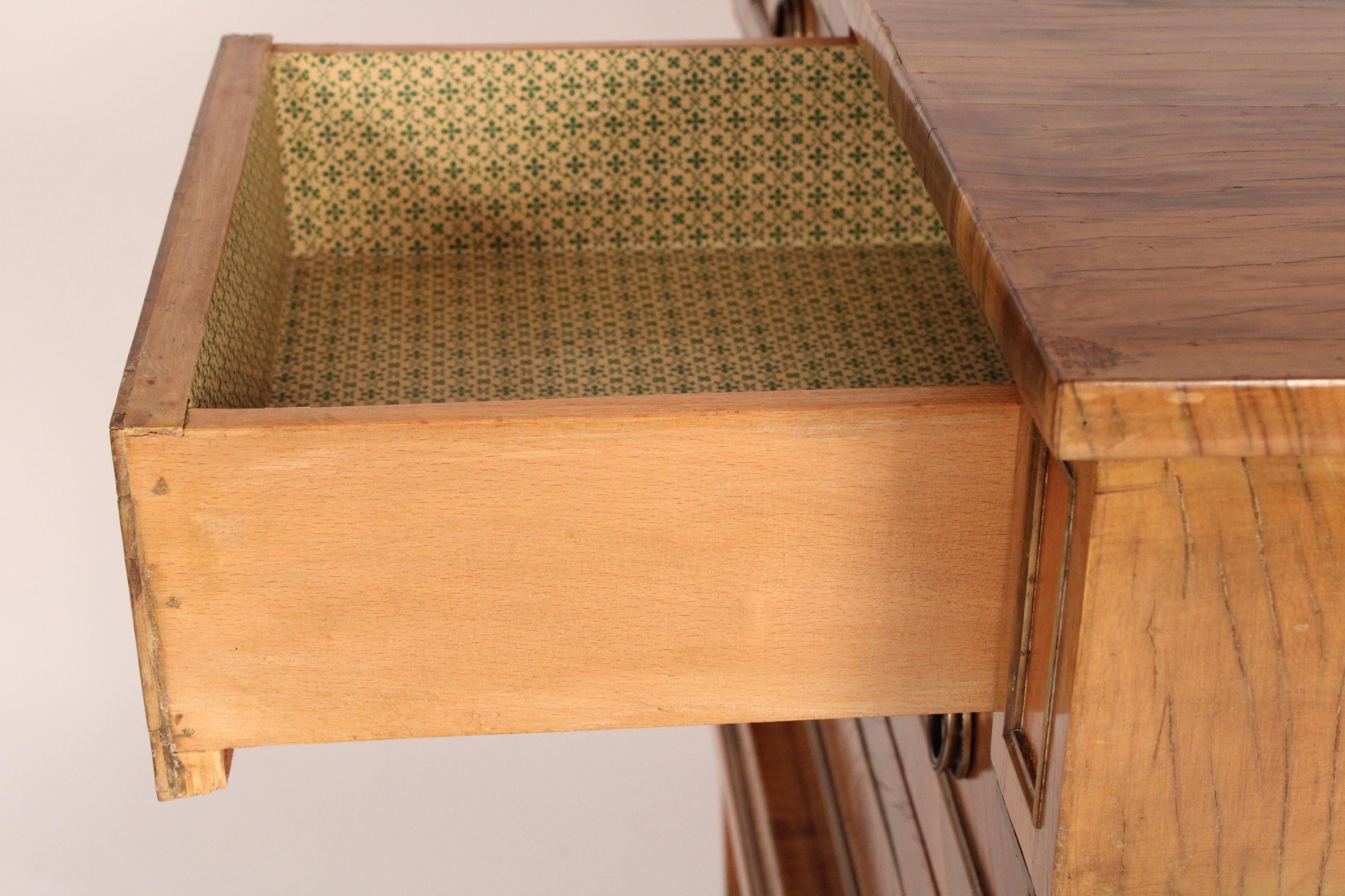 Italian Neoclassical Style Chest of Drawers in vendita 4