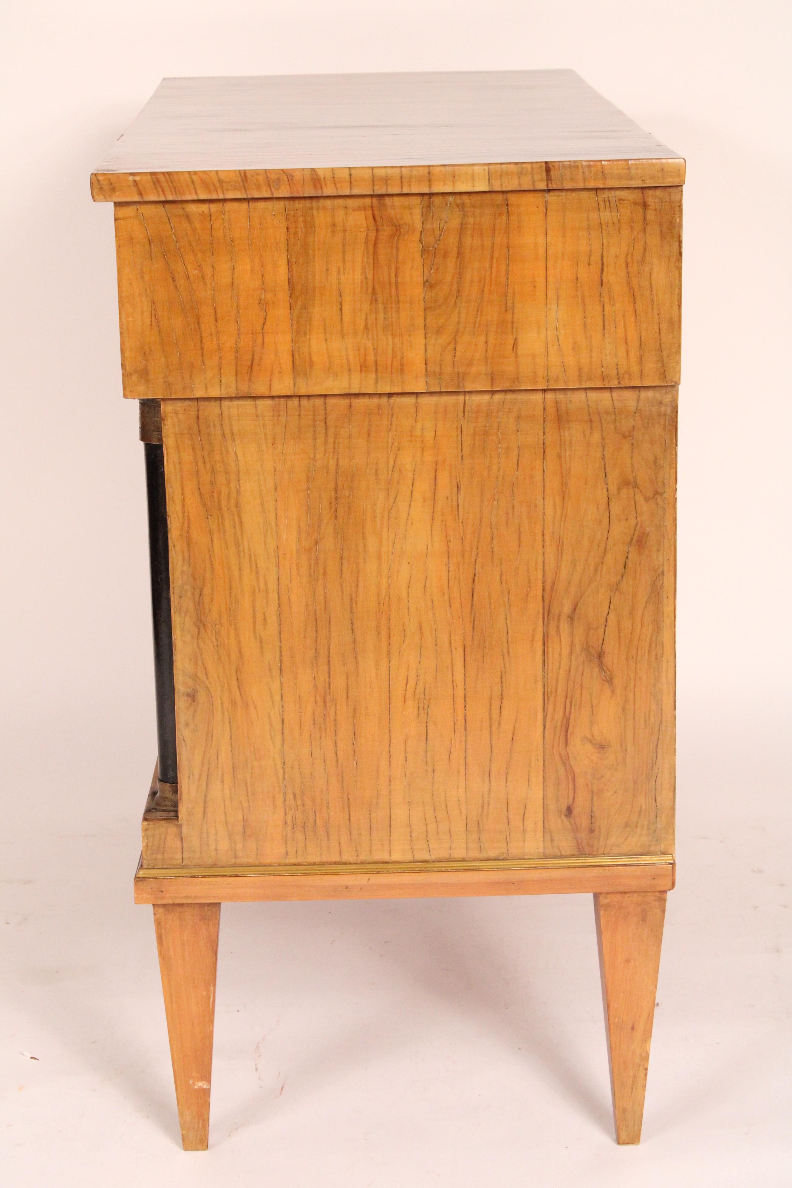 Italiano Italian Neoclassical Style Chest of Drawers in vendita