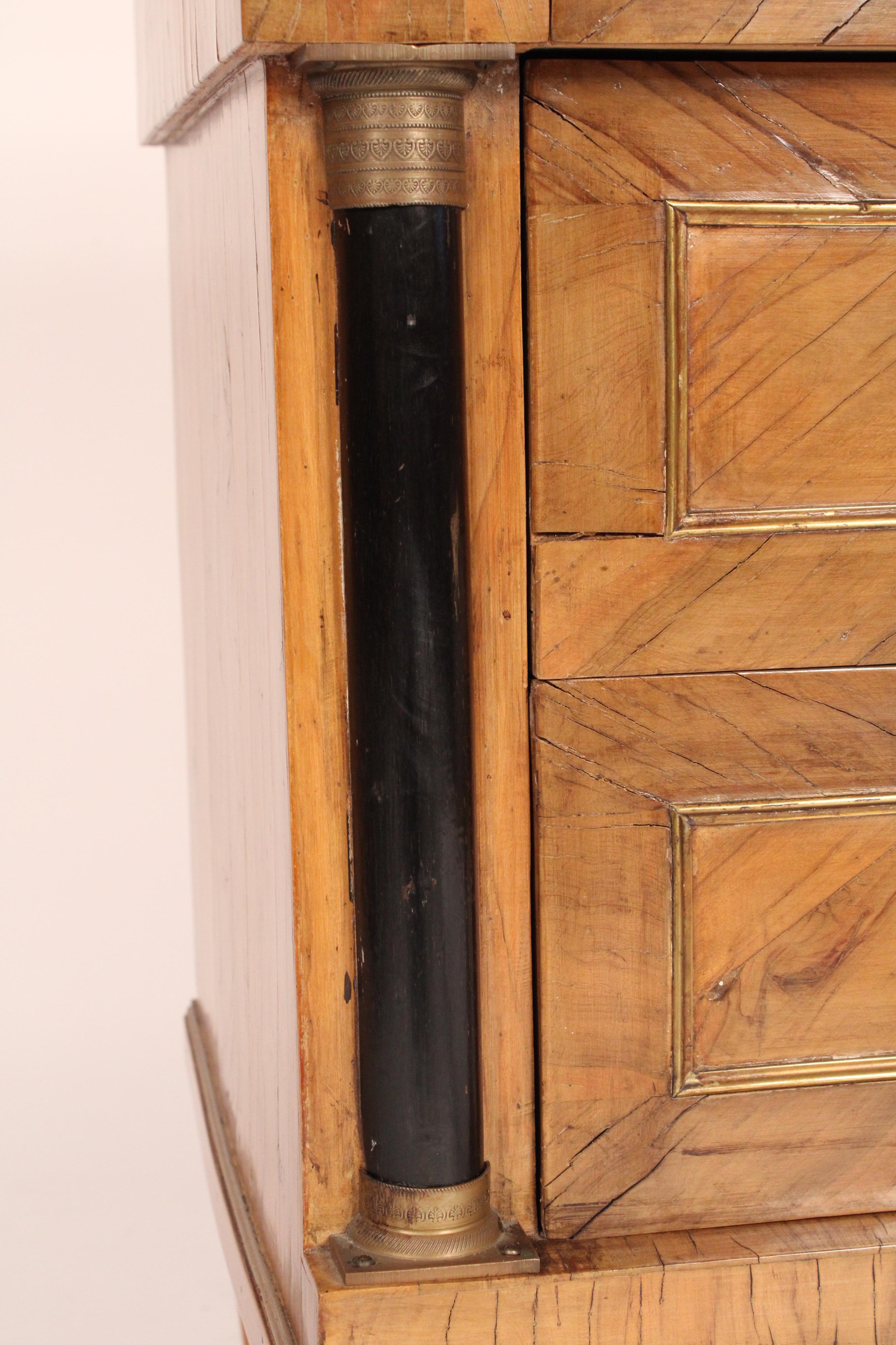 Italian Neoclassical Style Chest of Drawers in vendita 1