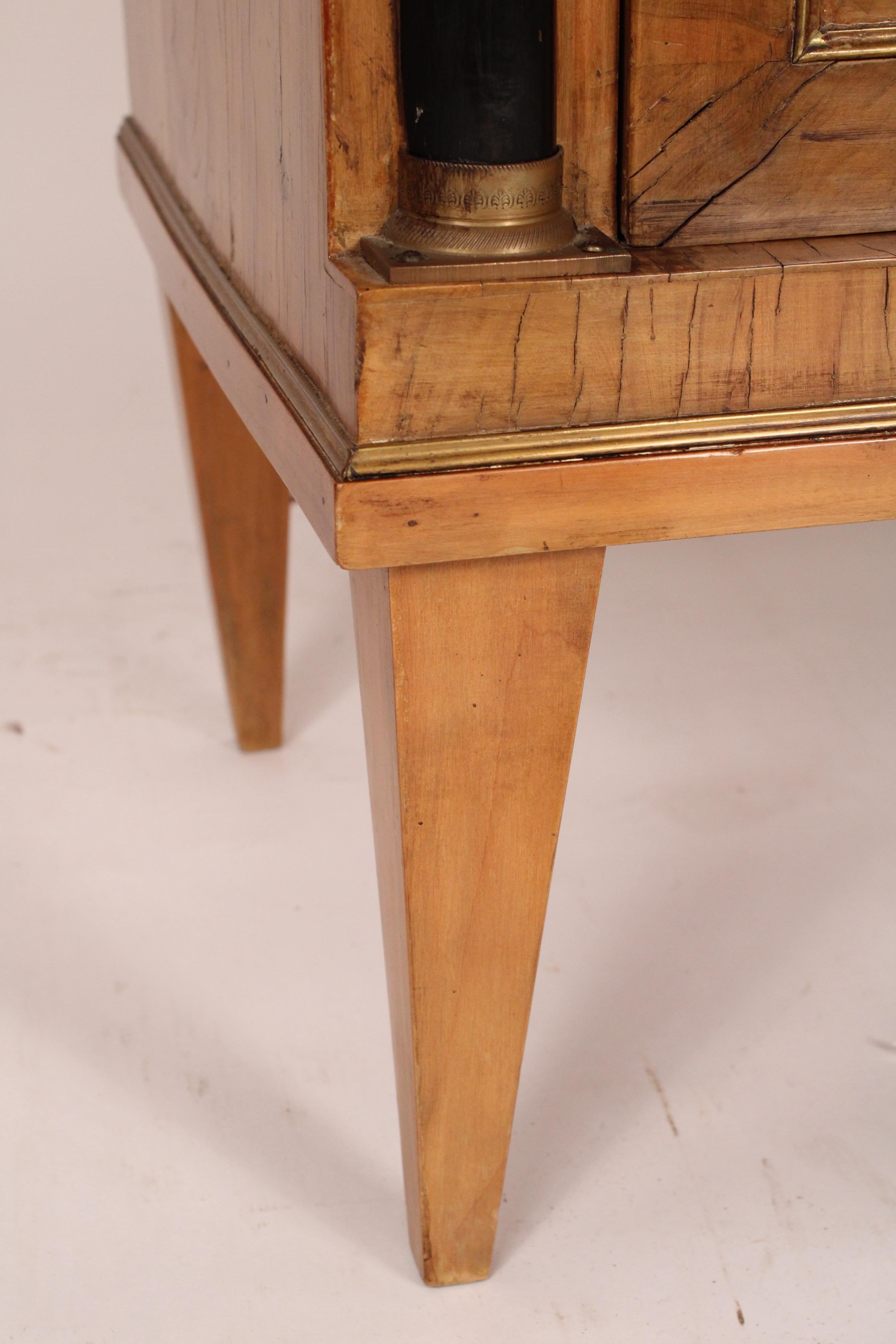 Italian Neoclassical Style Chest of Drawers in vendita 2