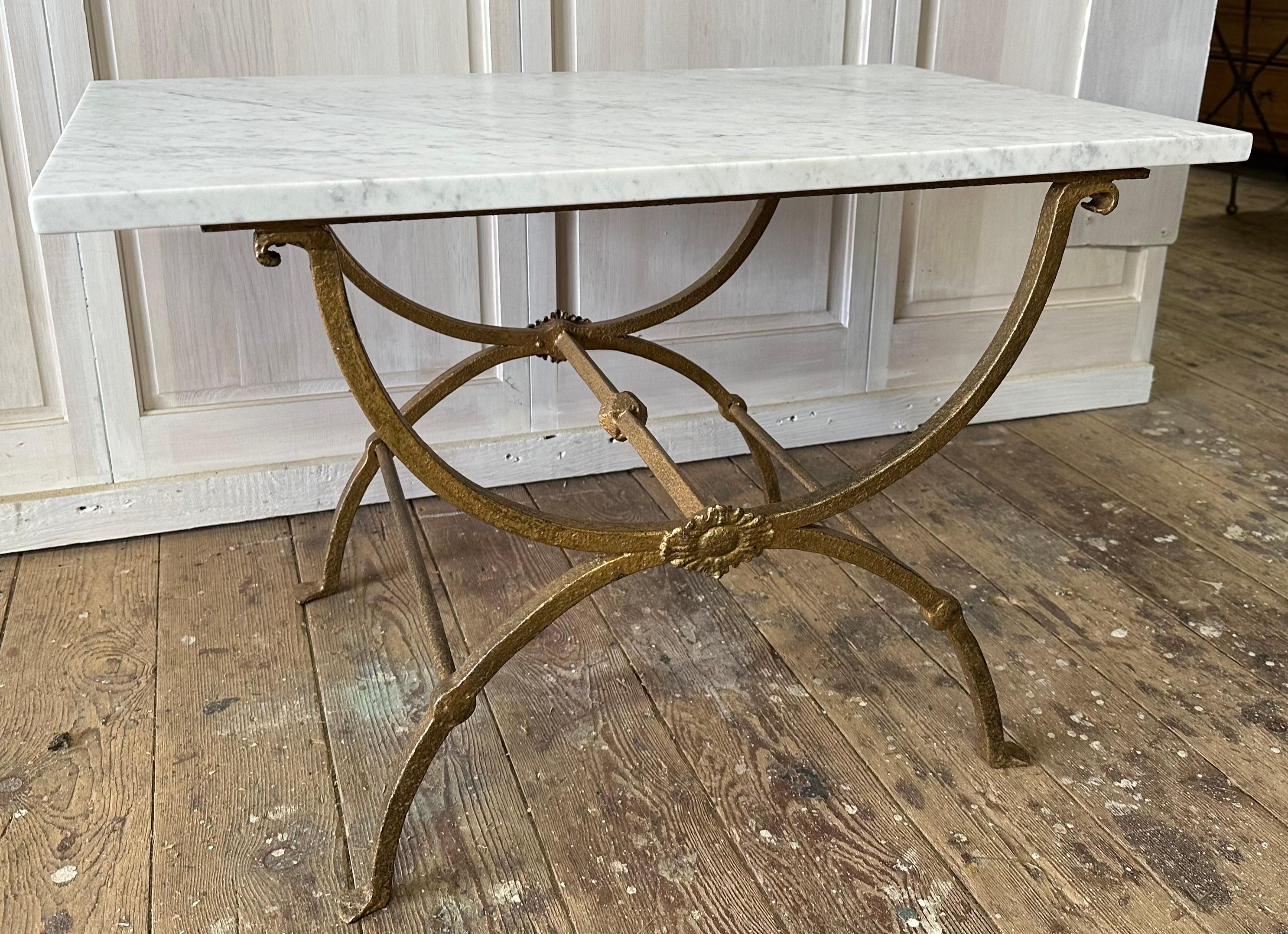 Italian Neoclassical Style Curule Marble Top Coffee Table In Good Condition In Sheffield, MA