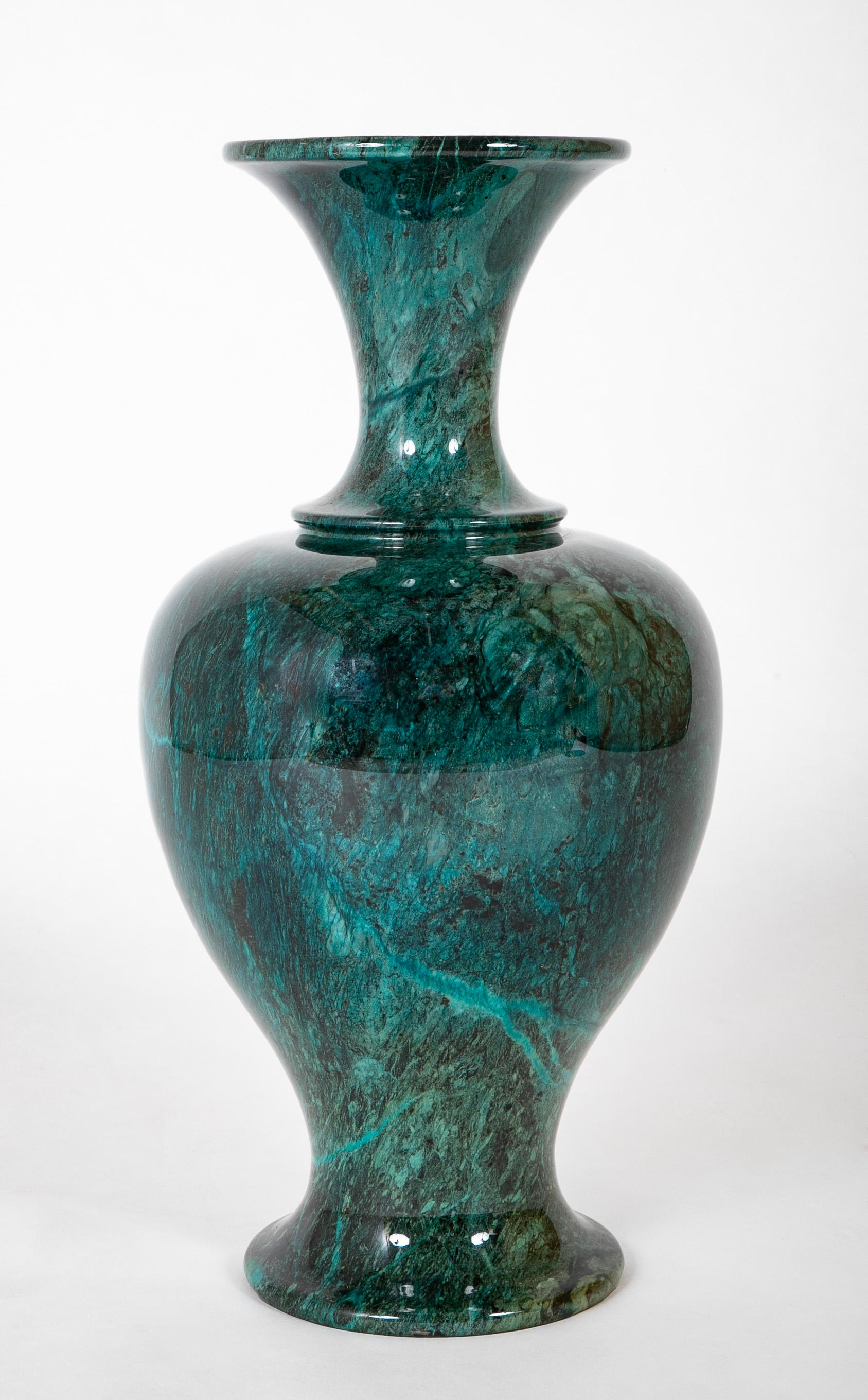Vase urne en faux marbre vert et noir de style néoclassique italien, grande échelle en vente 4