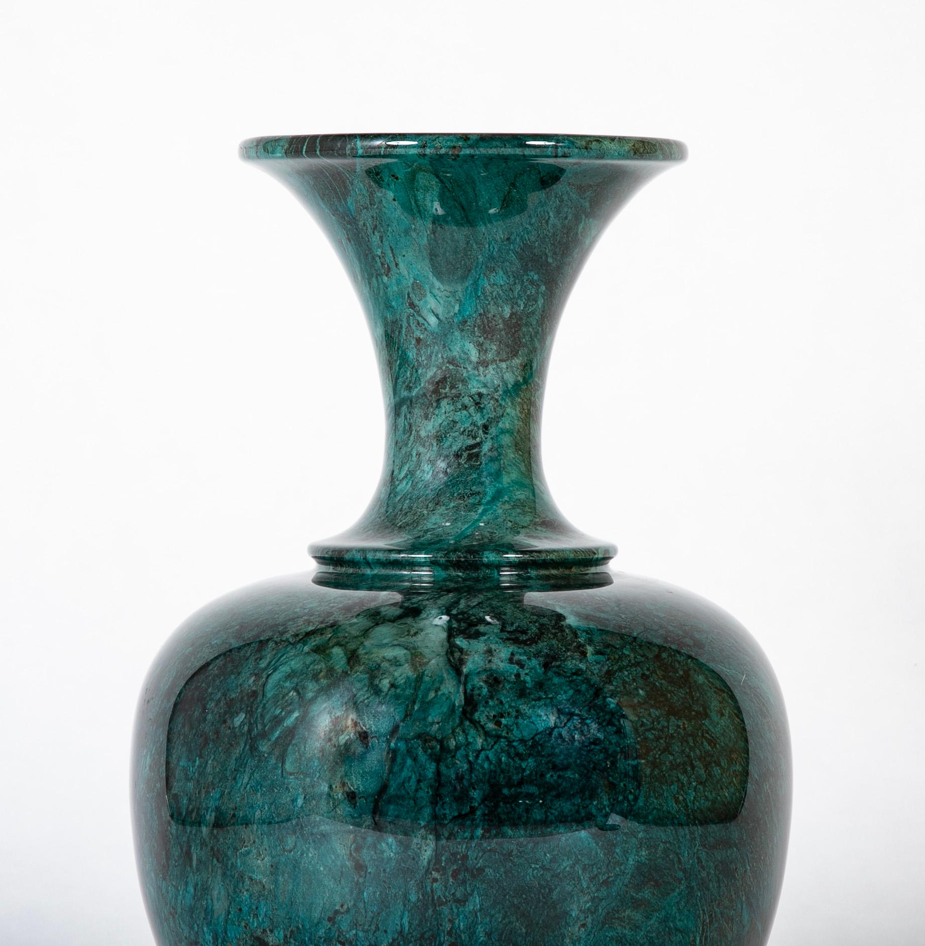 Néoclassique Vase urne en faux marbre vert et noir de style néoclassique italien, grande échelle en vente