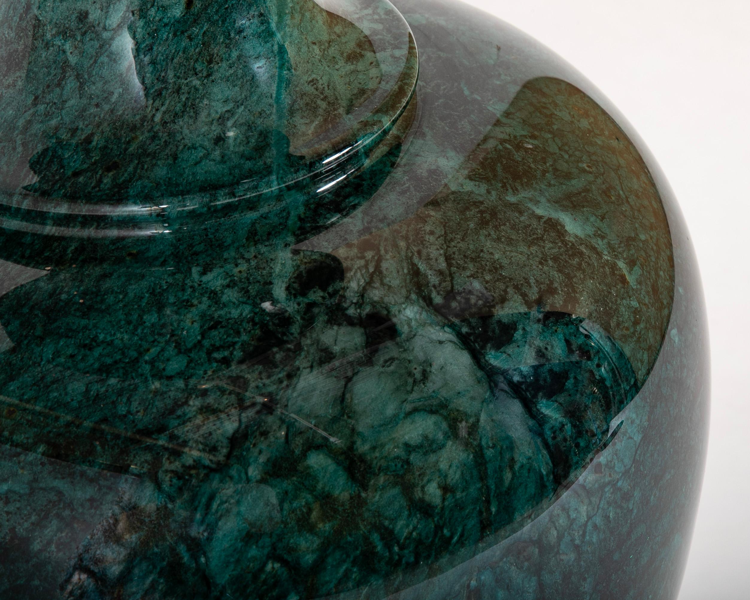 20ième siècle Vase urne en faux marbre vert et noir de style néoclassique italien, grande échelle en vente