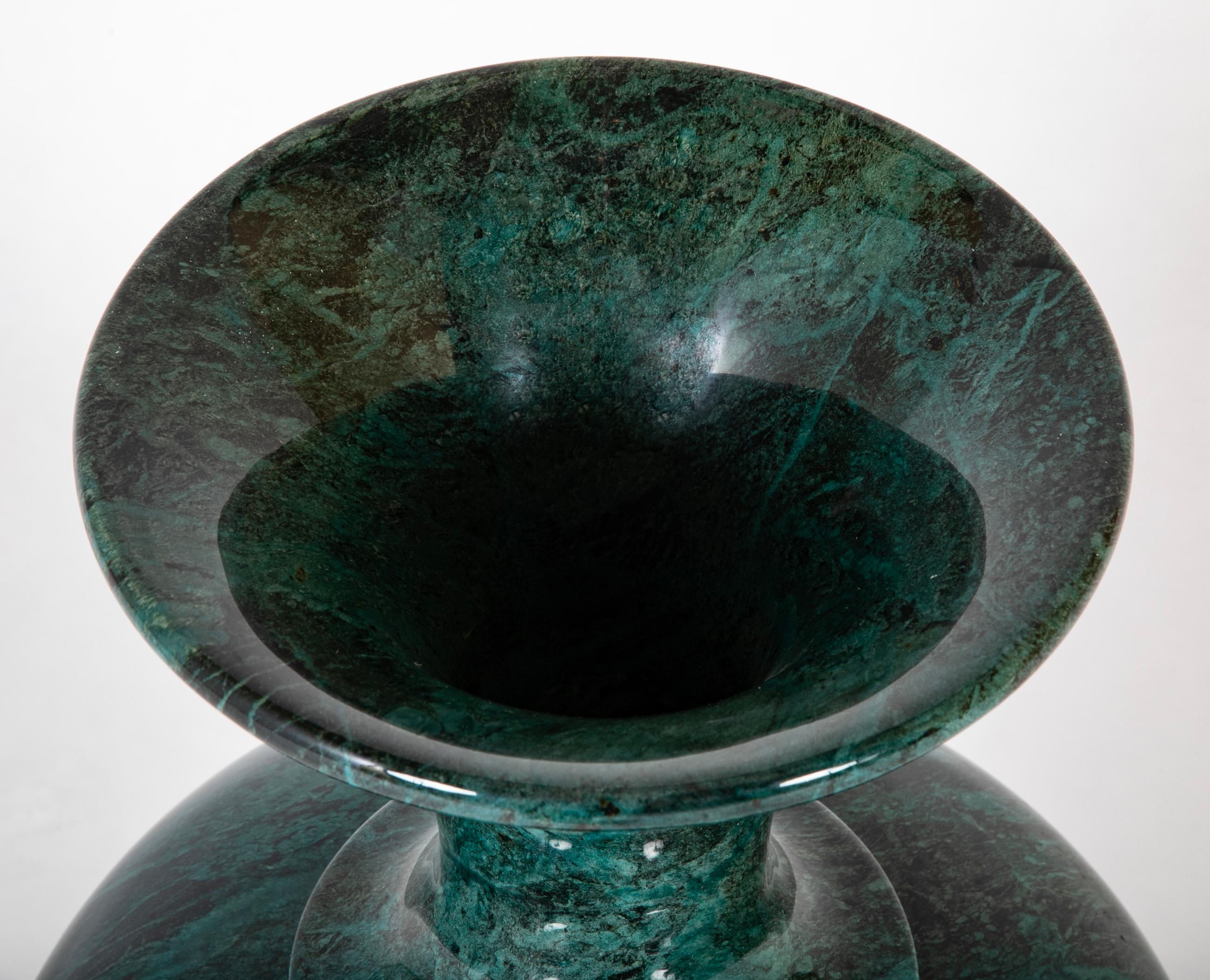 Composition Vase urne en faux marbre vert et noir de style néoclassique italien, grande échelle en vente