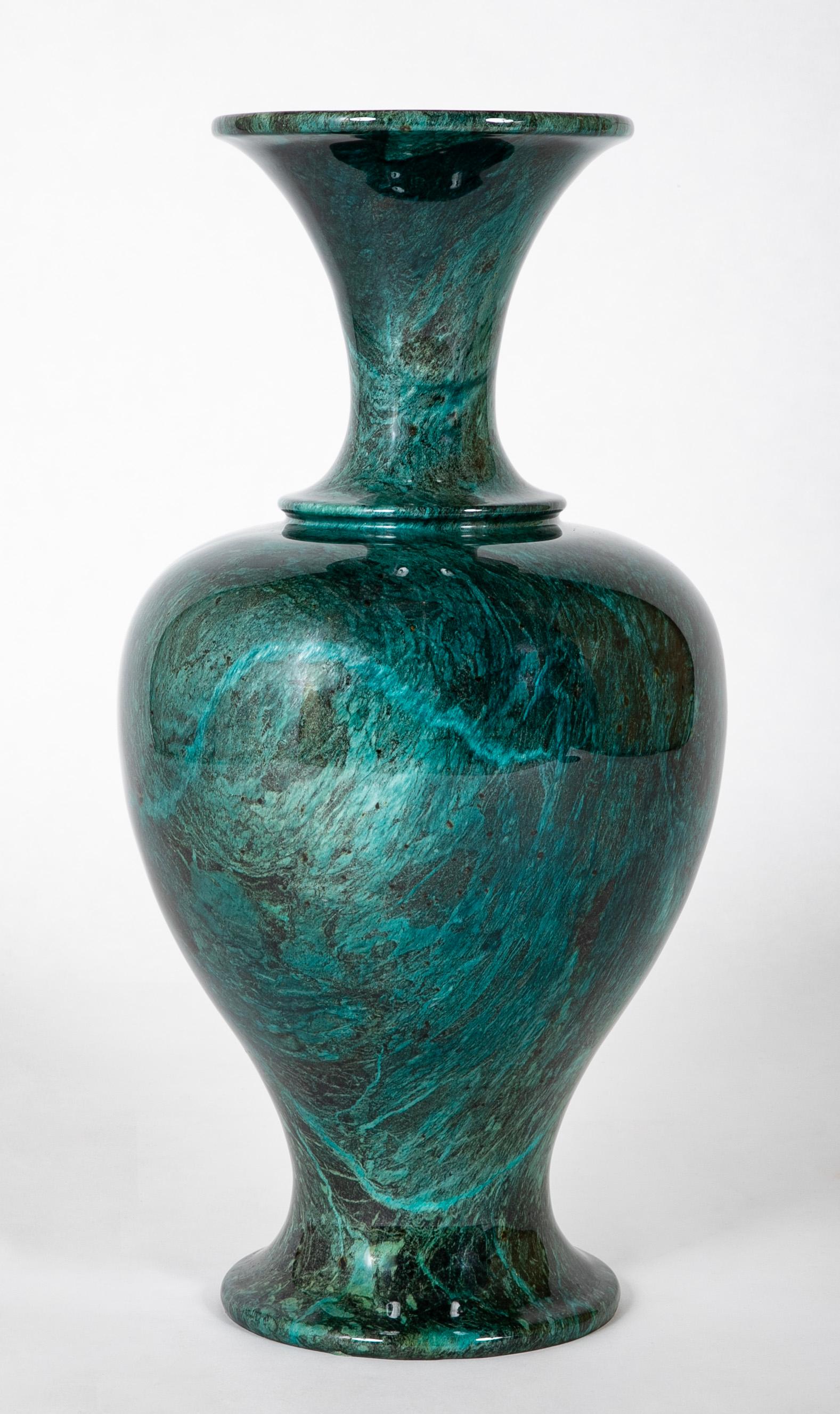 Vase urne en faux marbre vert et noir de style néoclassique italien, grande échelle en vente 2