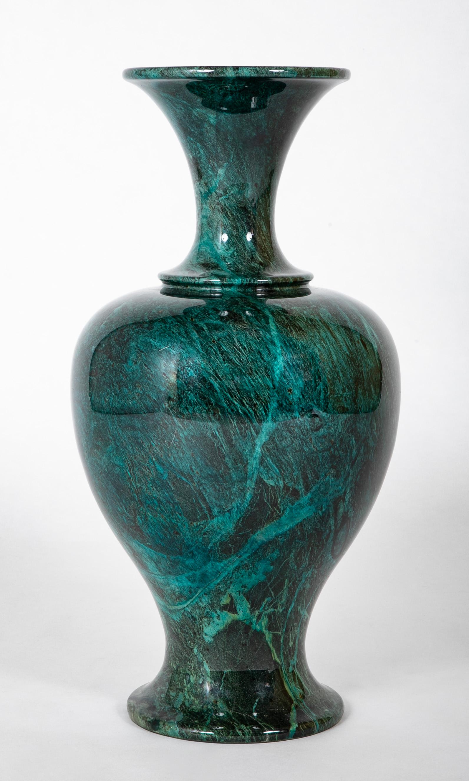 Vase urne en faux marbre vert et noir de style néoclassique italien, grande échelle en vente 3