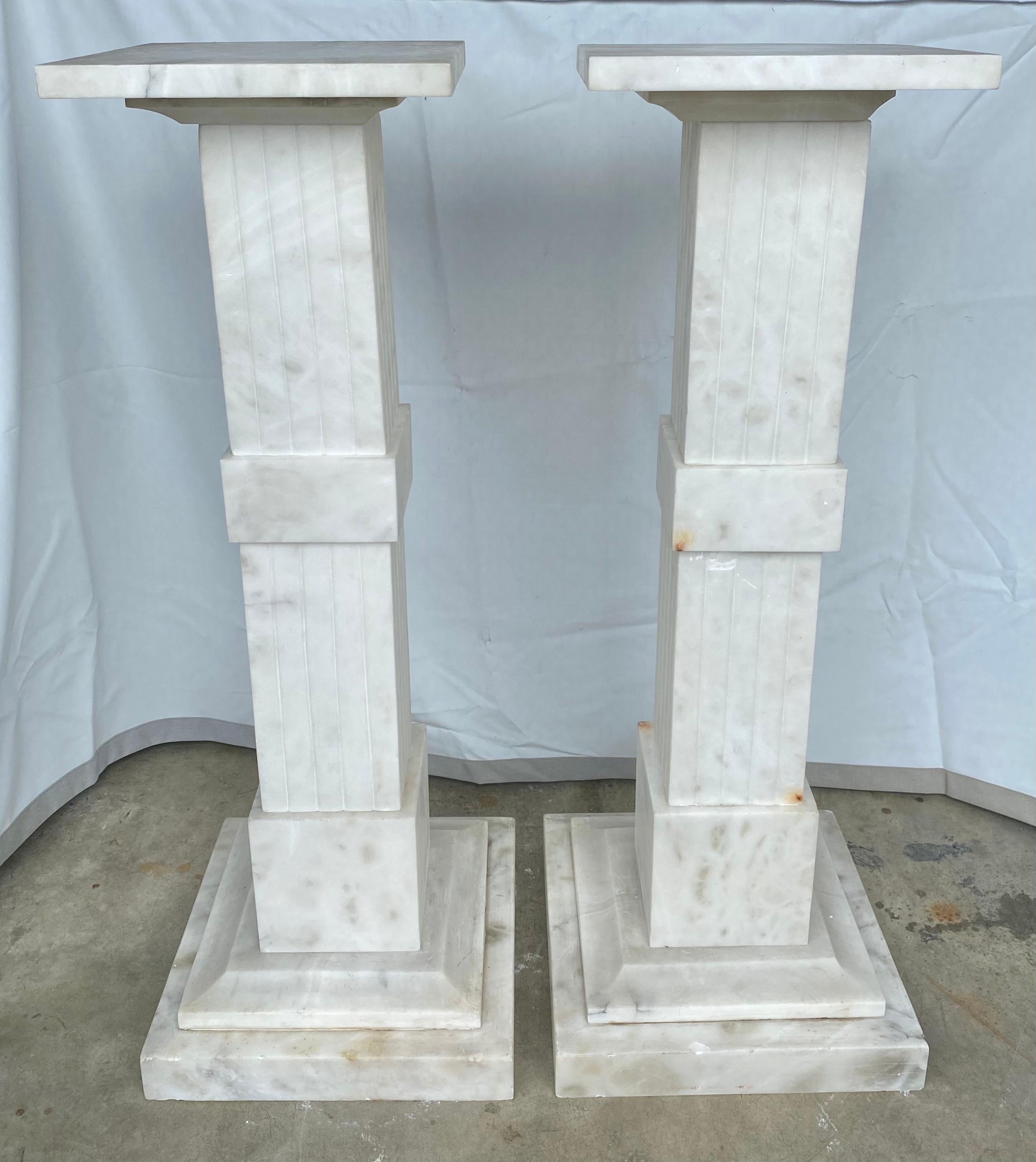 Italian Neoclassical Style Fluted Onyx Marble Pedestal Column Stands, Italy In Good Condition In Lambertville, NJ