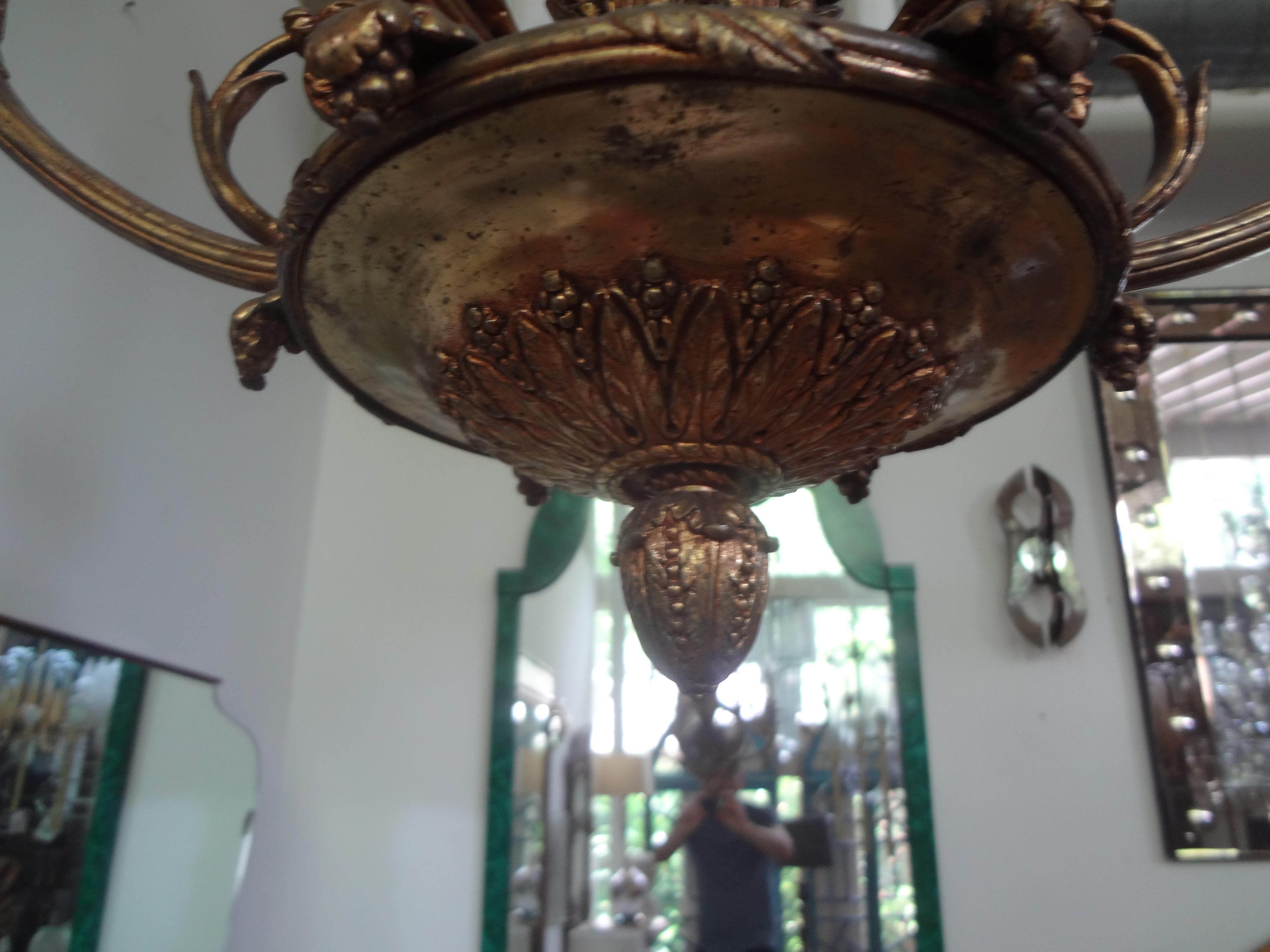 Araña de seis luces de bronce dorado de estilo neoclásico italiano.
Inusual lámpara de araña de 6 luces de bronce dorado de estilo neoclásico italiano. Esta impresionante lámpara de araña de estilo Imperio italiano tiene racimos de uvas y cariátides